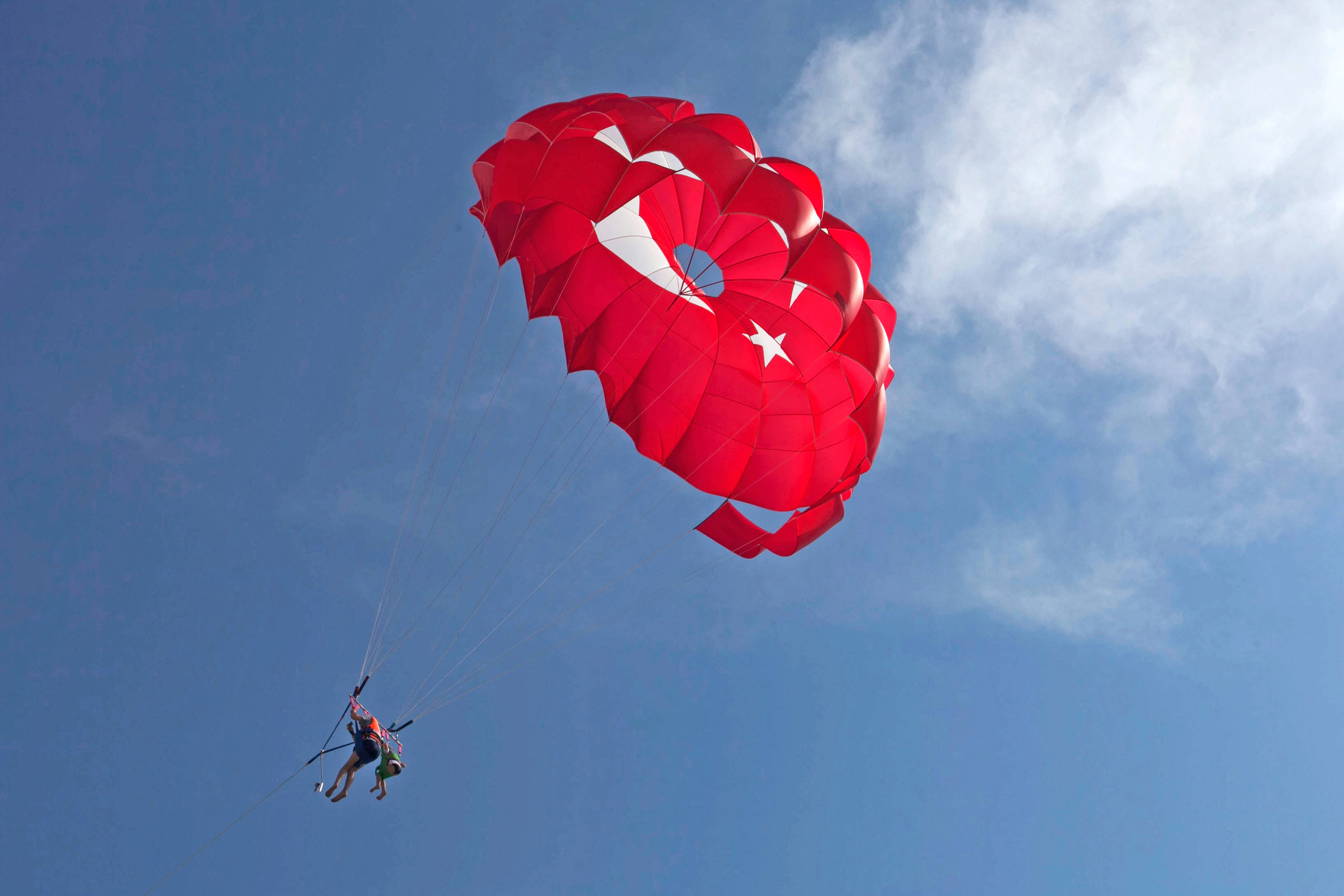 Macera Dolu Paraşütle Uçuş Duvar Kağıdı