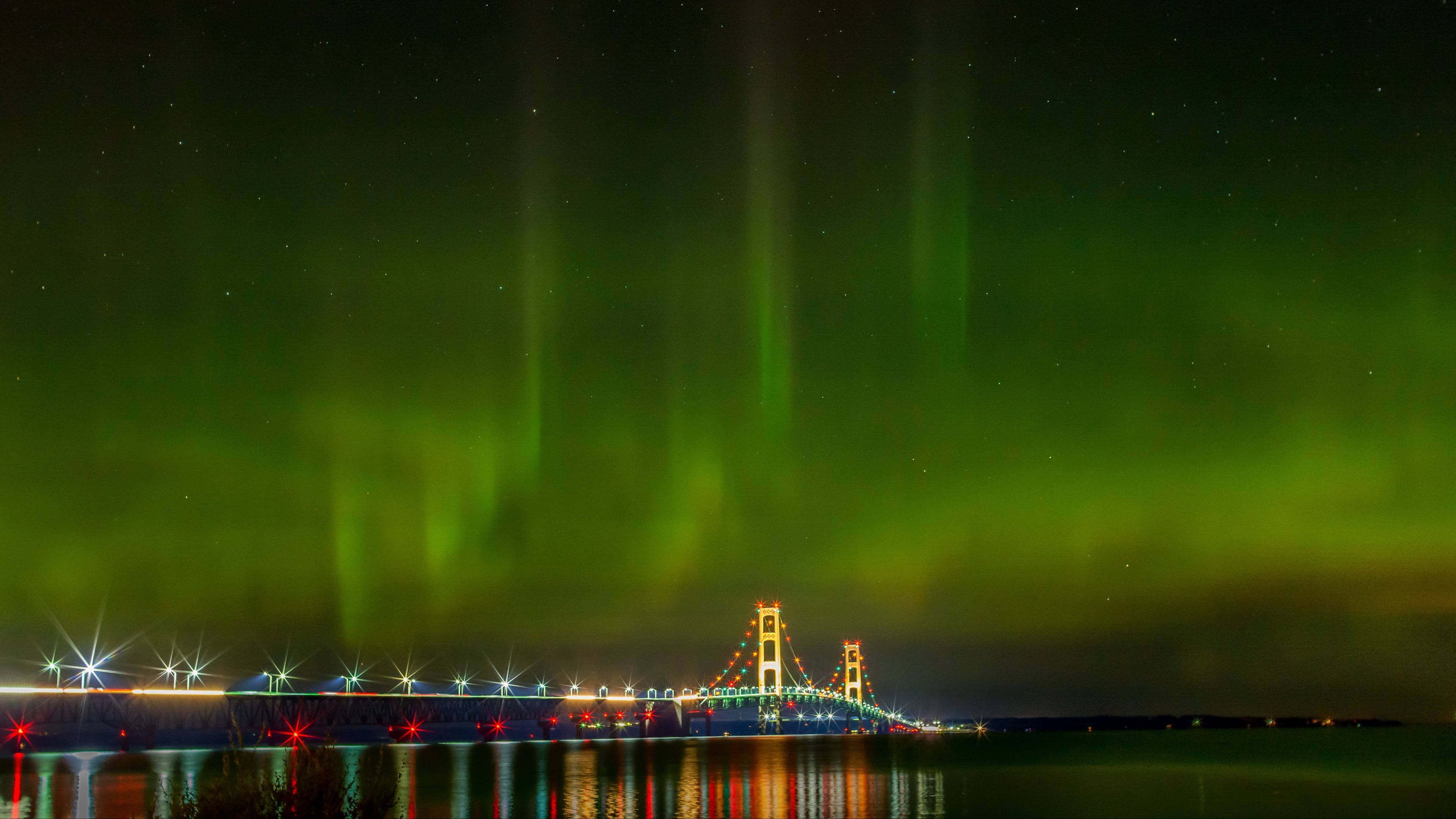 Mackinac Köprüsü ve Aurora Borealis Duvar Kağıdı