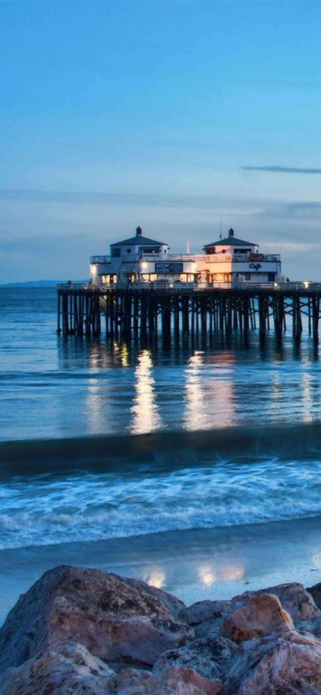 Malibu Plajında Huzur Veren Gün Batımı Duvar Kağıdı