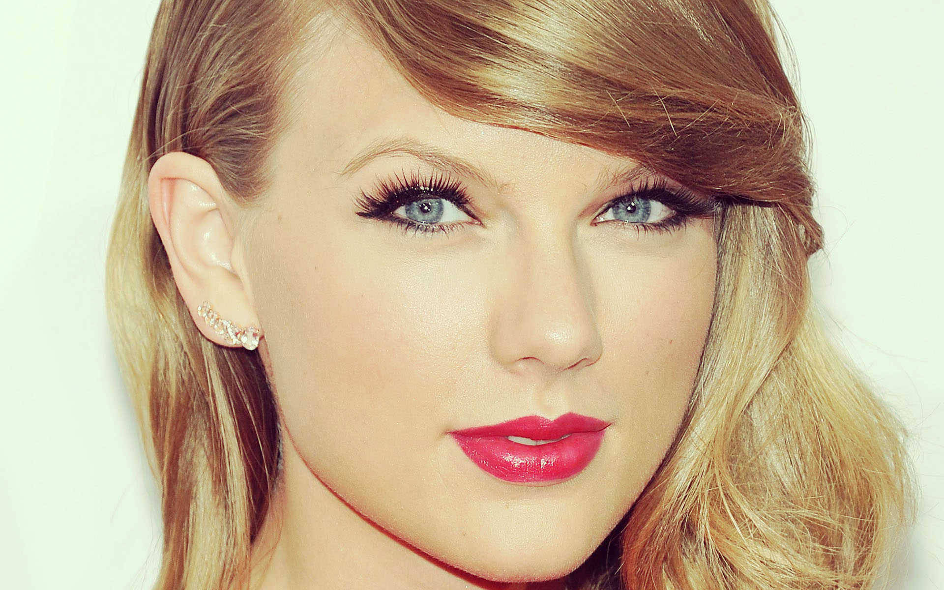 Taylor Swift yakın çekim fotoğraf duvar kağıdı, elektrik mavisi gözlerini gösteriyor.