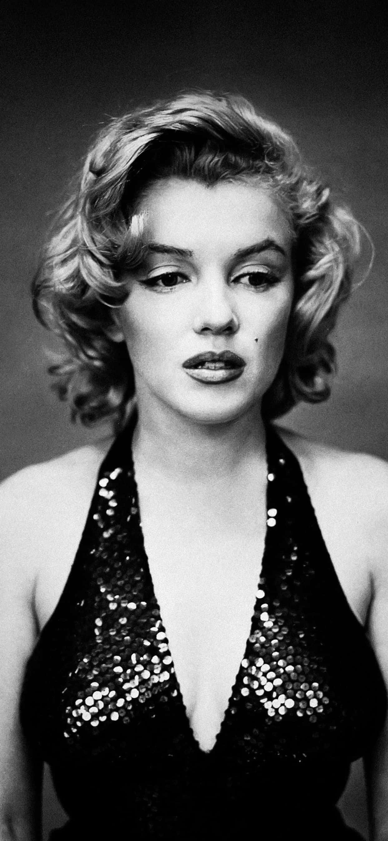 Marilyn Monroe iPhone'da İkonik Görünümüyle Poz Veriyor Duvar Kağıdı