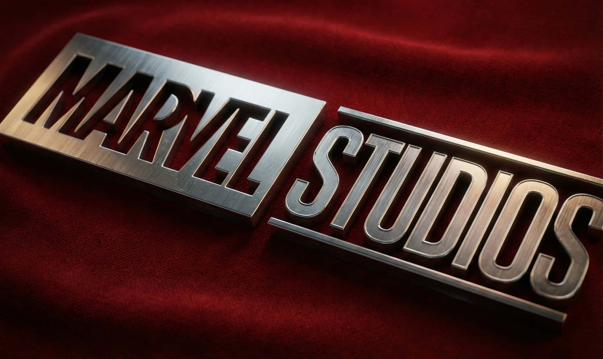 Marvel Studios, Marvel, MCU, Logo, Sinema, Film, Avengers, Fırçalanmış Metal, Çelik, Kırmızı Kadife, Doku, Zarif, Minimalist, 4K, HD, Masaüstü Duvar Kağıdı, Süper Kahraman, Eğlence, Zarif Marvel Studios Minimalist Masaüstü Arka Planı, Marvel Studios Kırmızı Kadife Üzerinde Metal Logo 4K