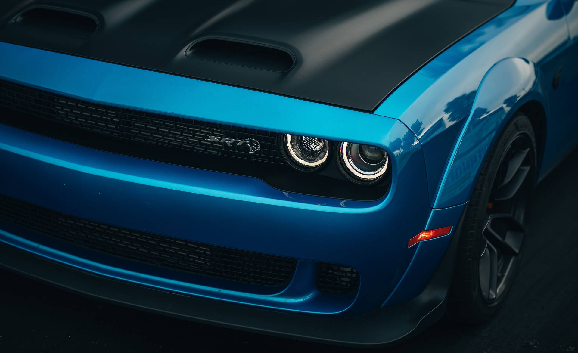 Mavi Bir Dodge Challenger'ın Farları Duvar Kağıdı