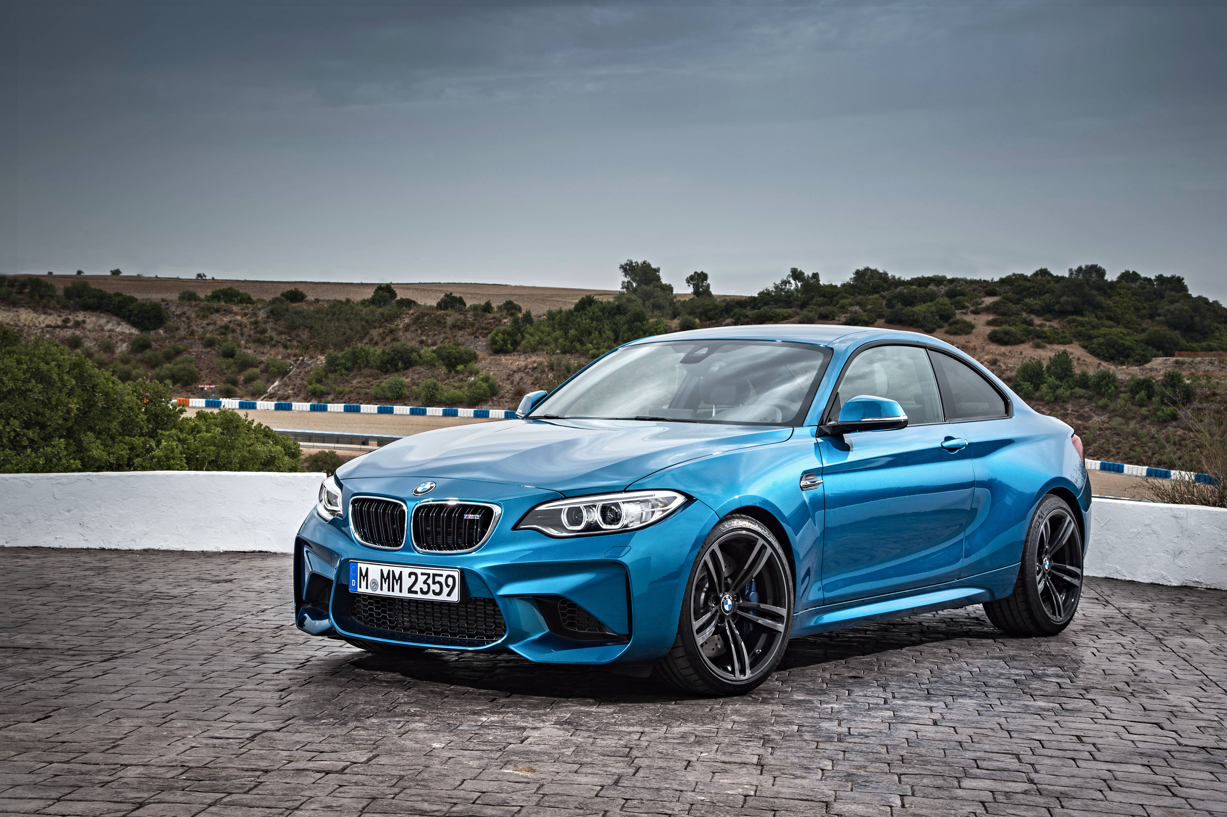 Mavi BMW F87 ile Dağ Yollarında Seyahat Edin Duvar Kağıdı