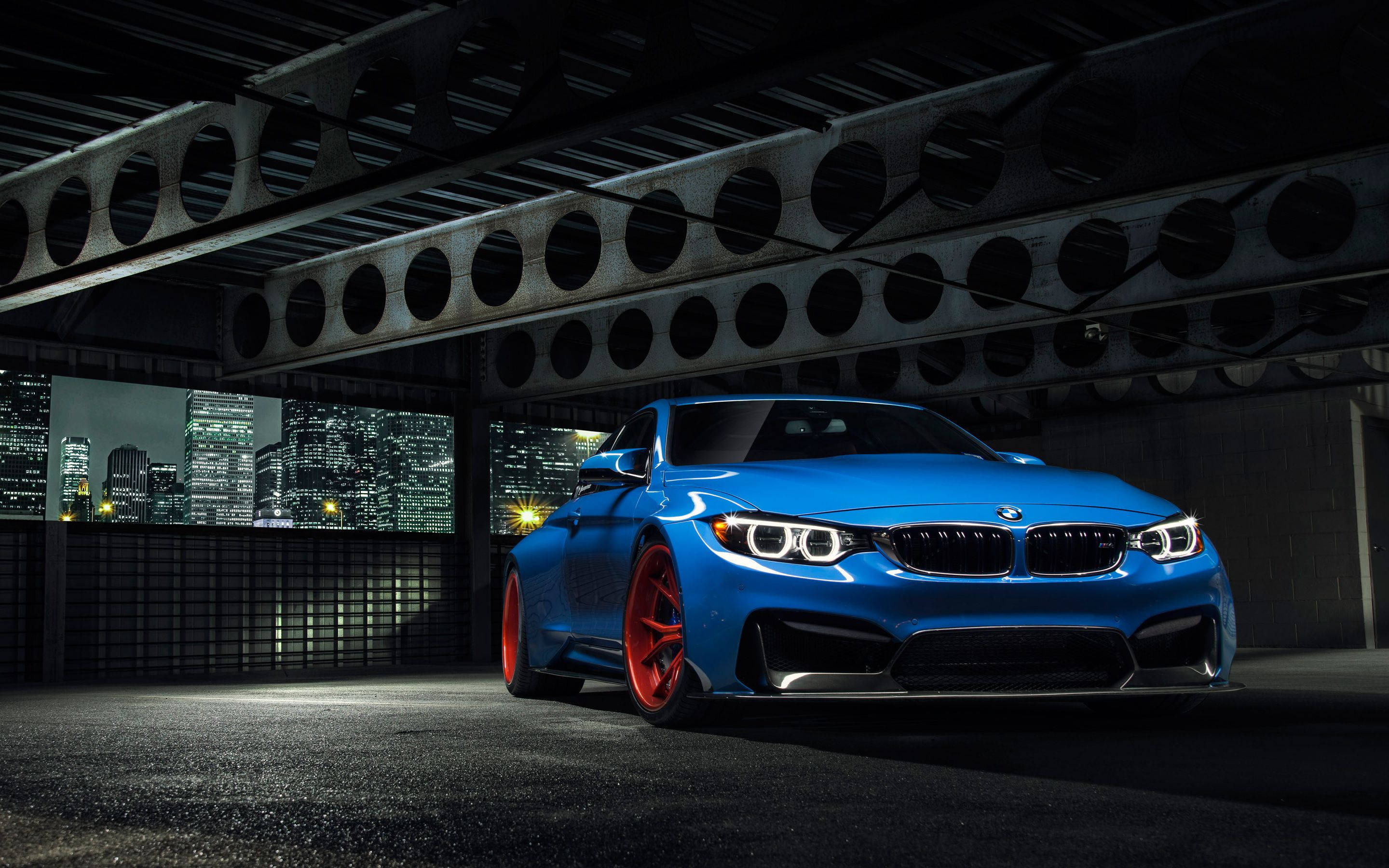Mavi BMW Kapalı Otoparkta Duvar Kağıdı