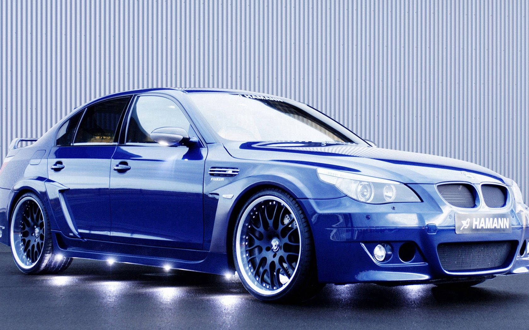 Mavi arka planda saf mavi Hamann BMW Araba