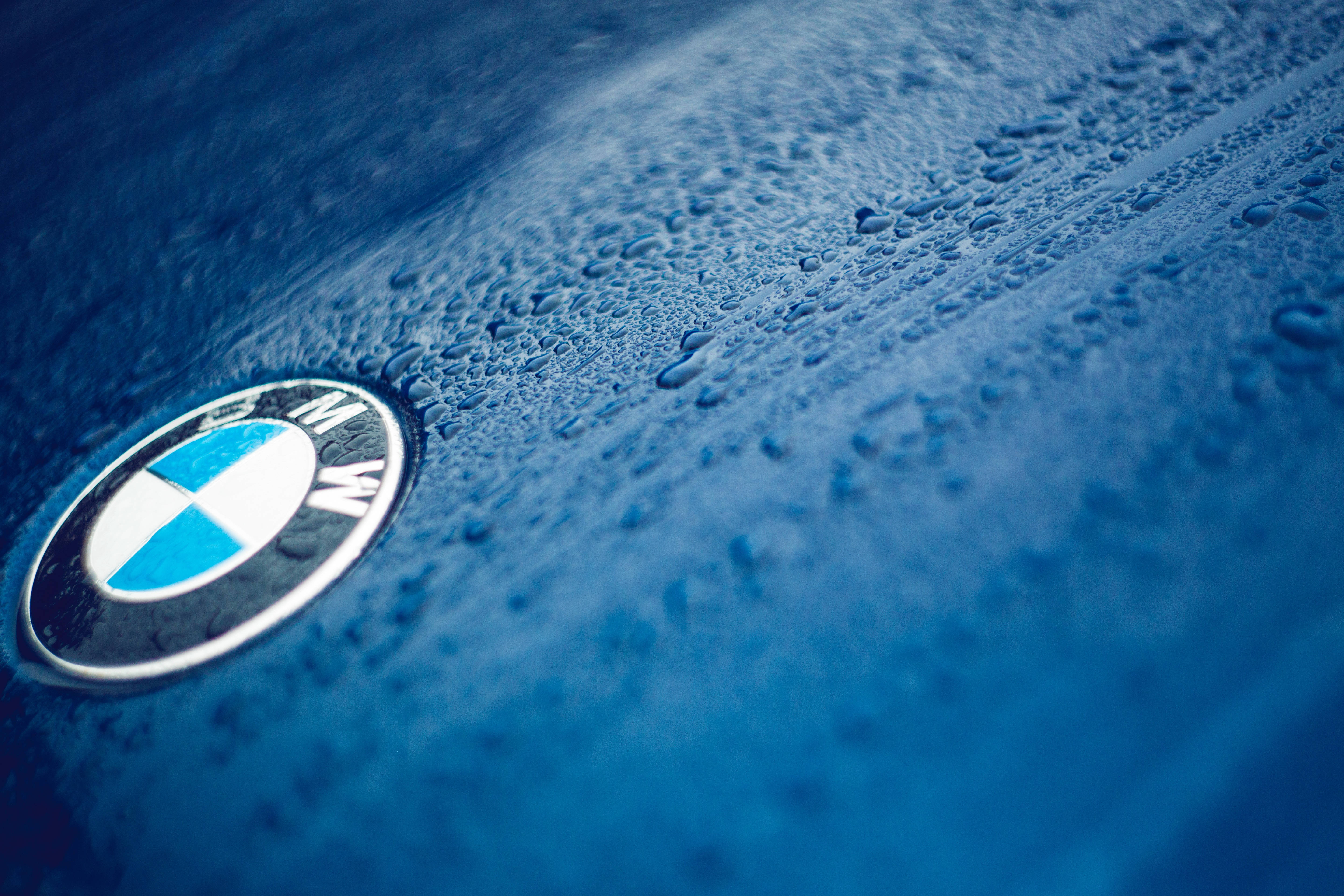 Mavi Renkte Şık BMW Araba Logosu Duvar Kağıdı