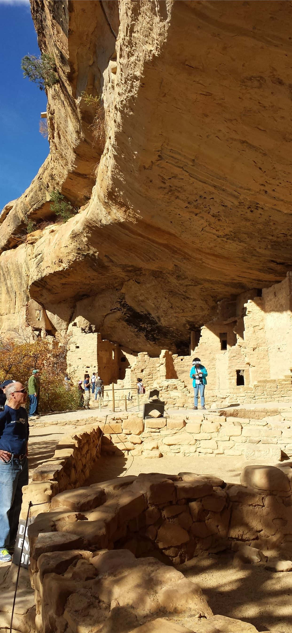 Mesa Verde Milli Parkı'nı Keşfeden Turist Duvar Kağıdı