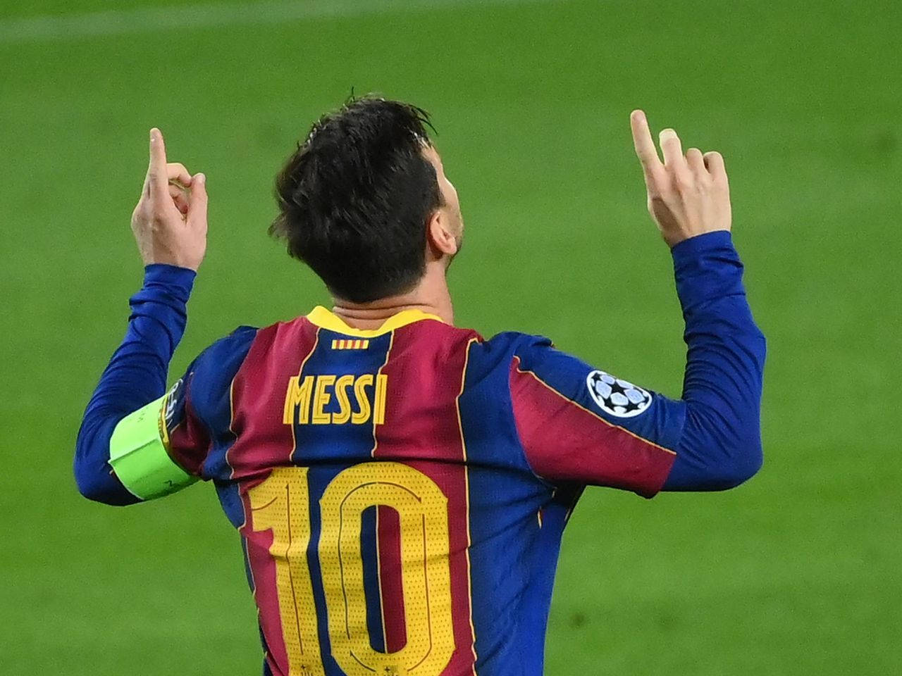 Messi 2021 Yukarıyı İşaret Ediyor Duvar Kağıdı