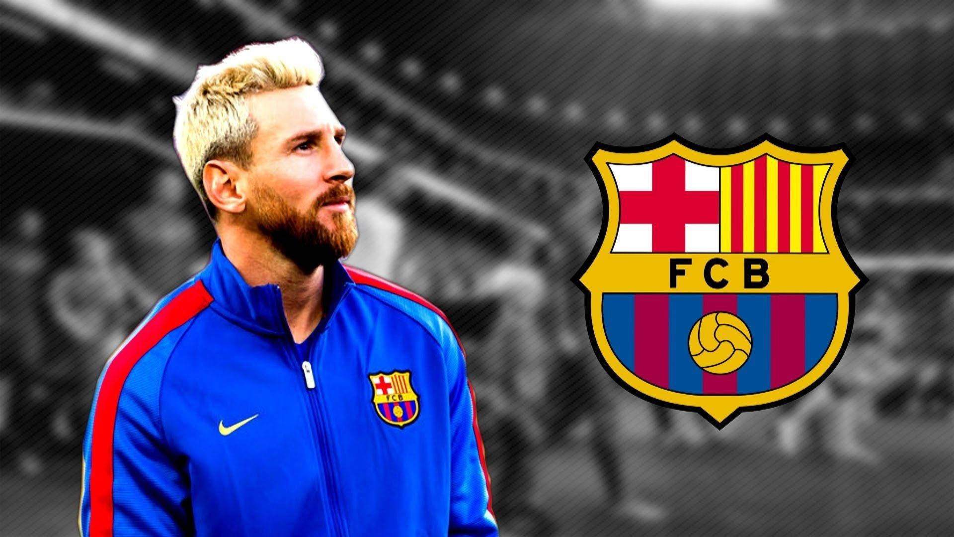 Messi gururla FC Barcelona logosunu kaldırıyor Duvar Kağıdı