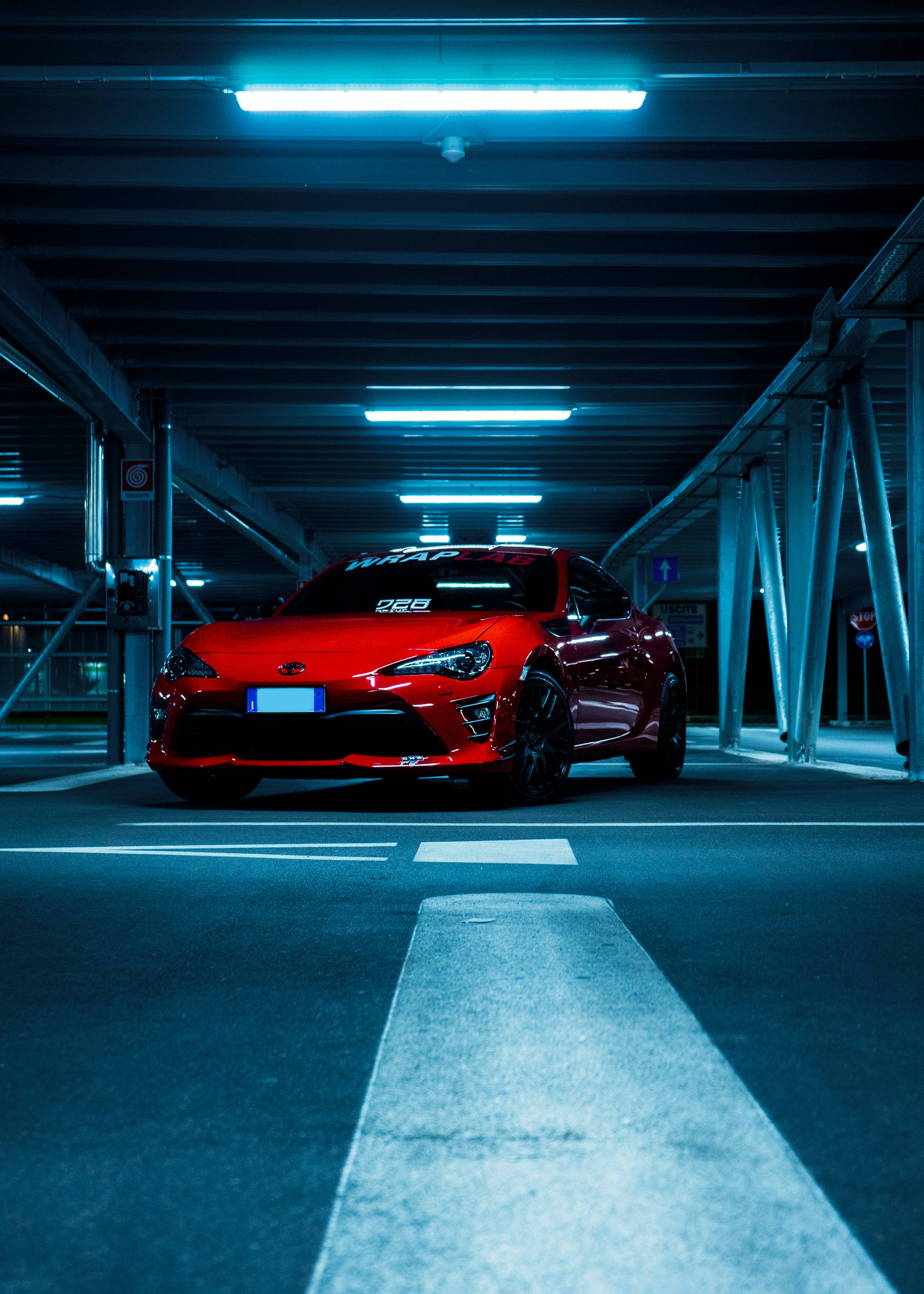 Metalik Kırmızı Toyota Araba Duvar Kağıdı