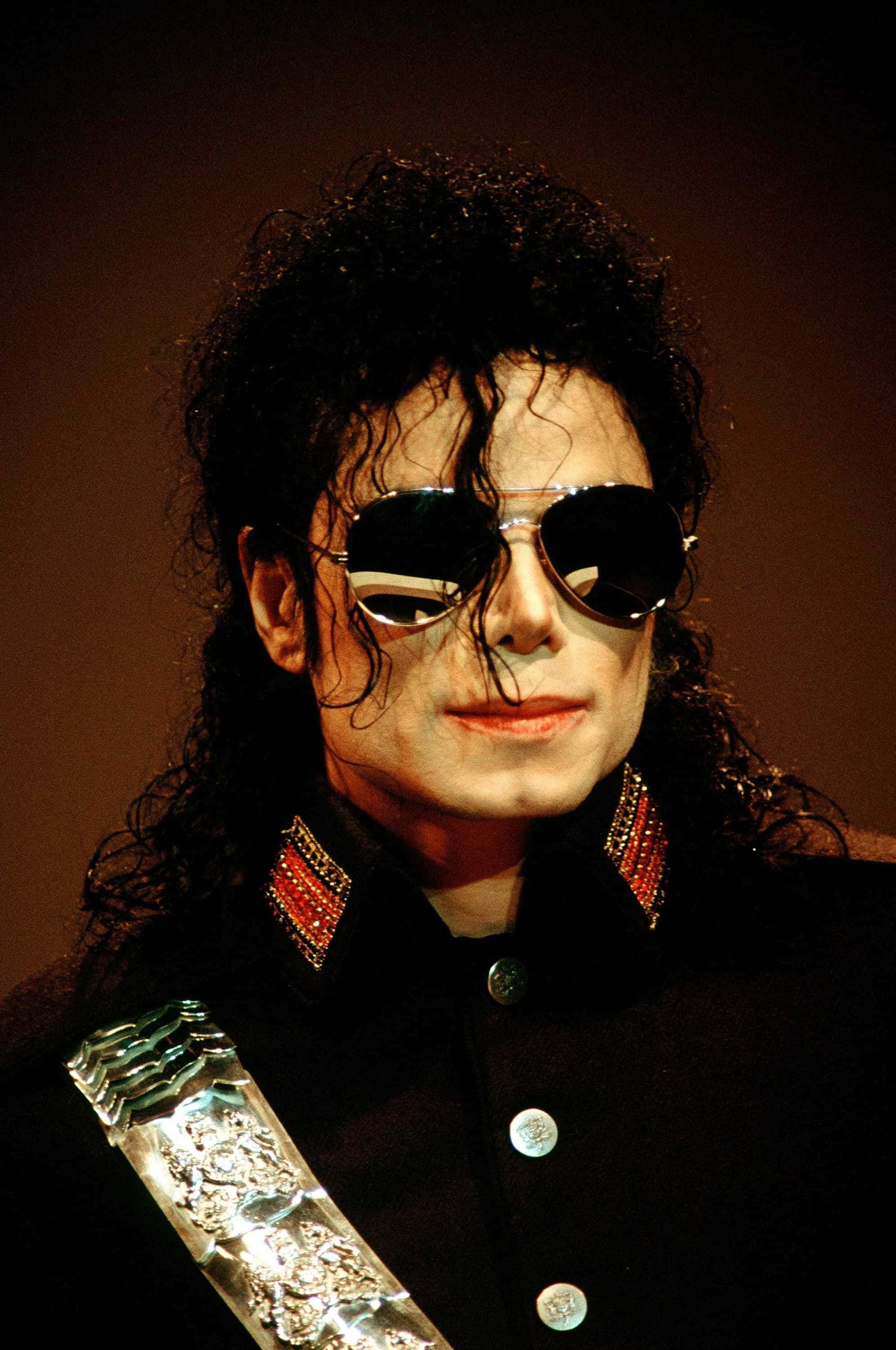Michael Jackson'ın 1991 performansındaki ikonik pozu Duvar Kağıdı