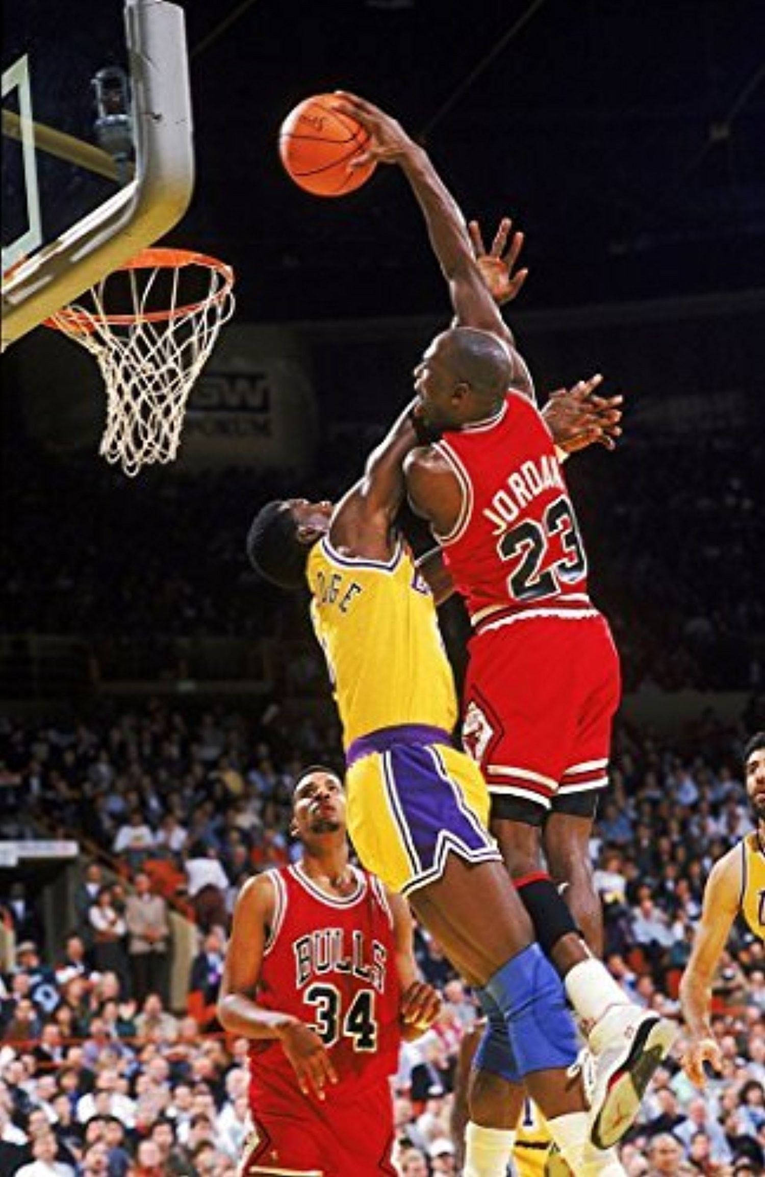 Michael Jordan güçlü bir smaç için potaya doğru sürüyor Duvar Kağıdı