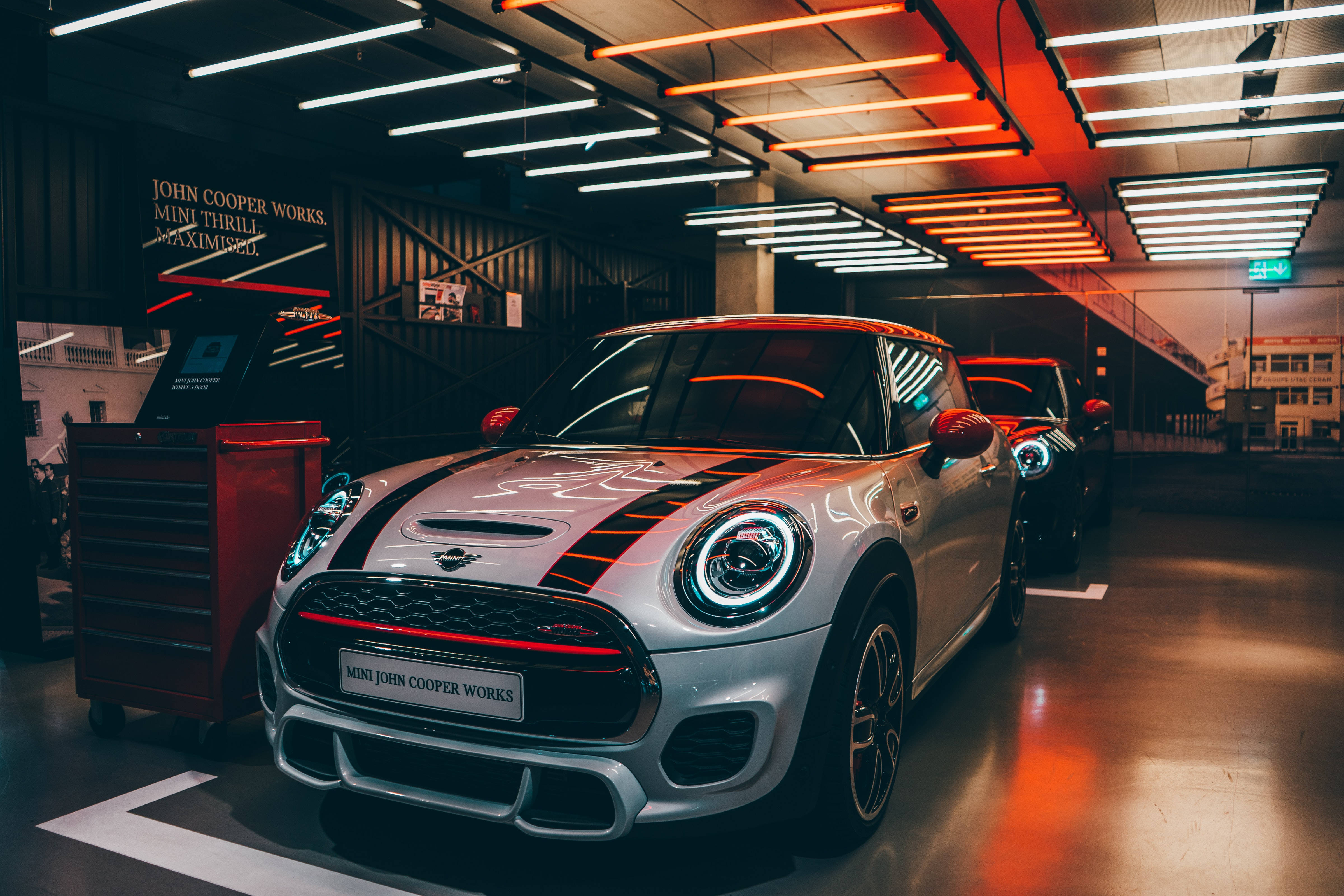Mini Otomobil Neon Estetik Otoparkta Duvar Kağıdı