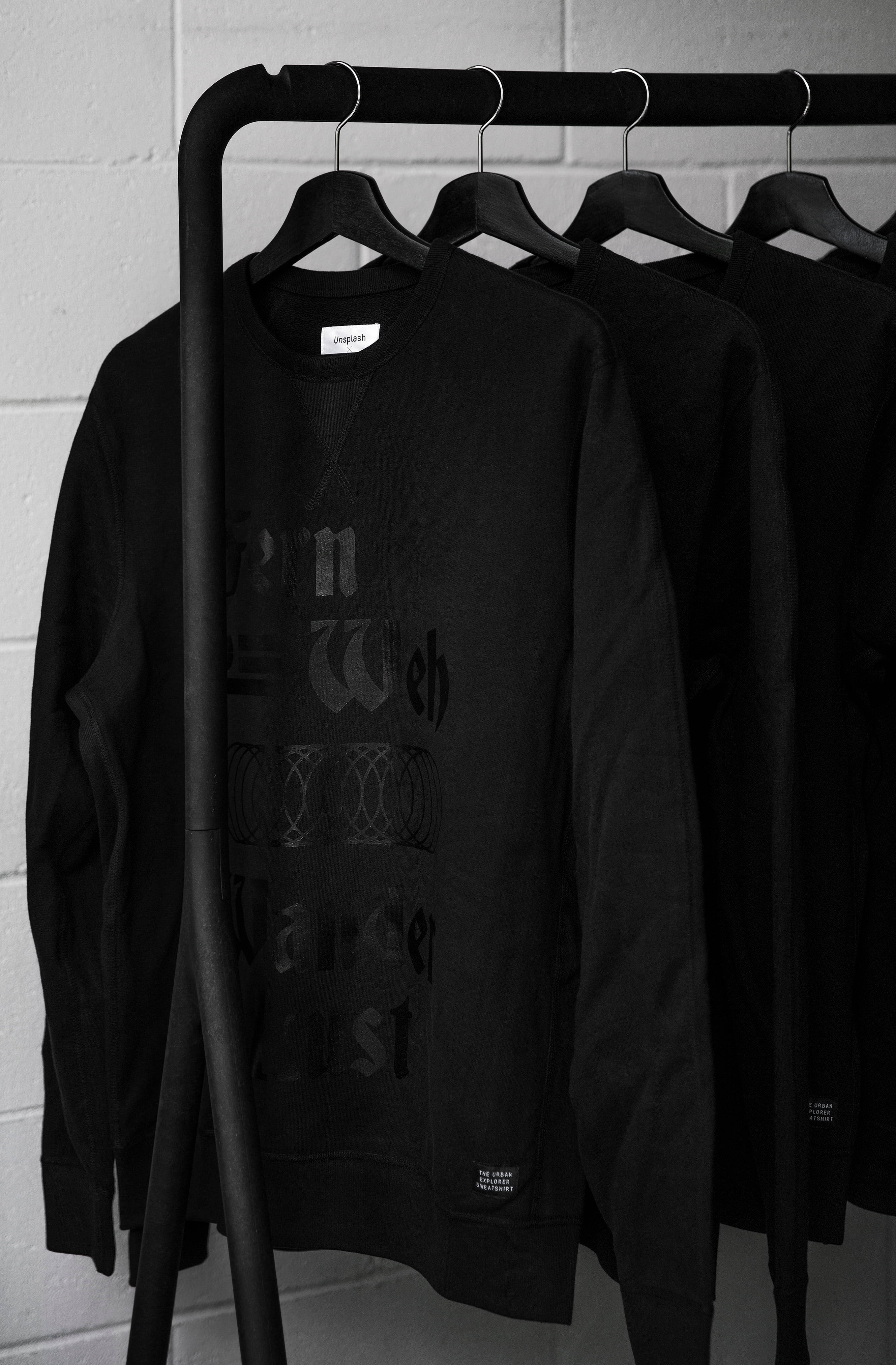 Minimalist Elbise Askısı ve Sweatshirtler Duvar Kağıdı