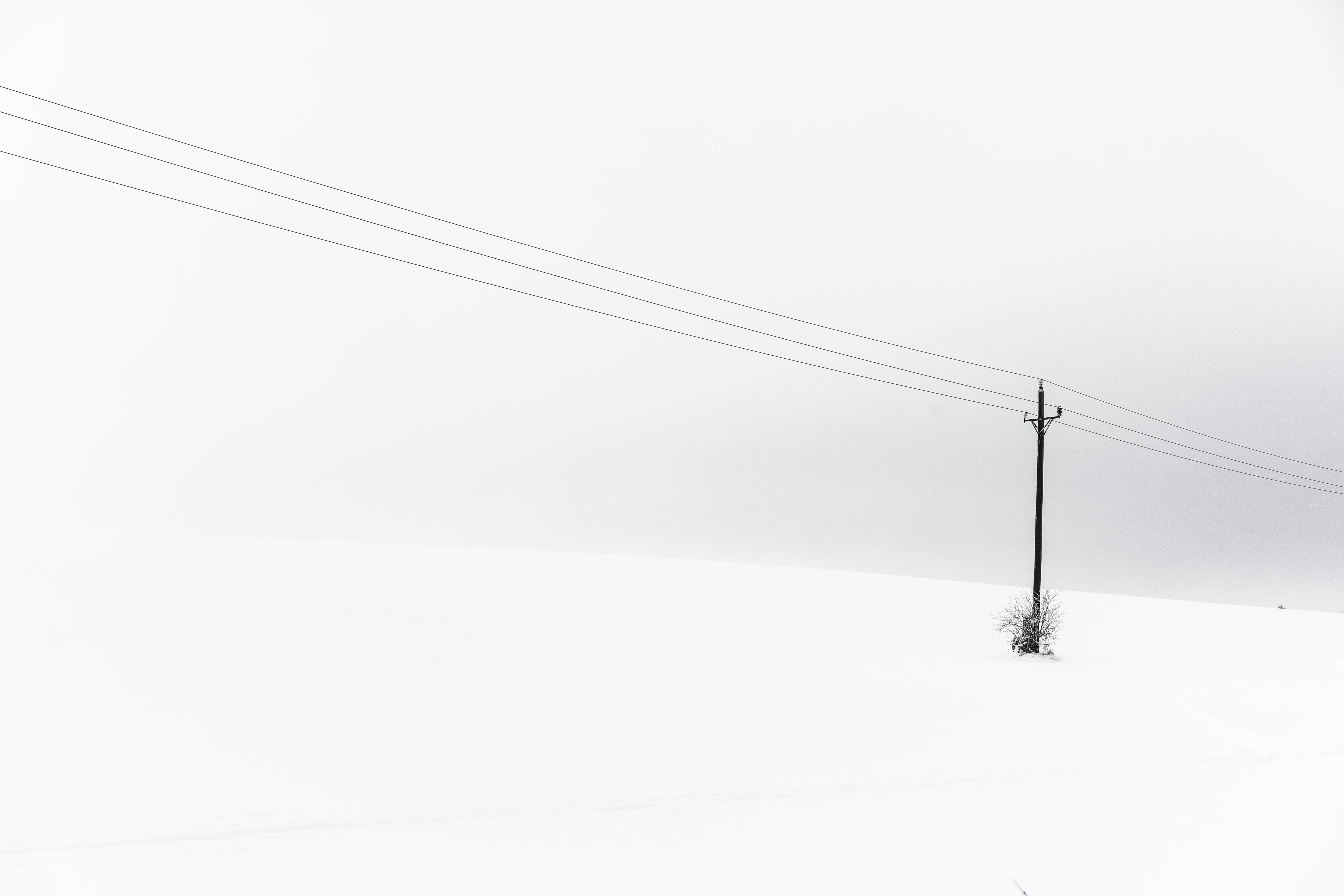 Minimalist Estetik Masaüstü Karlı Tepe Güç Hattı Duvar Kağıdı