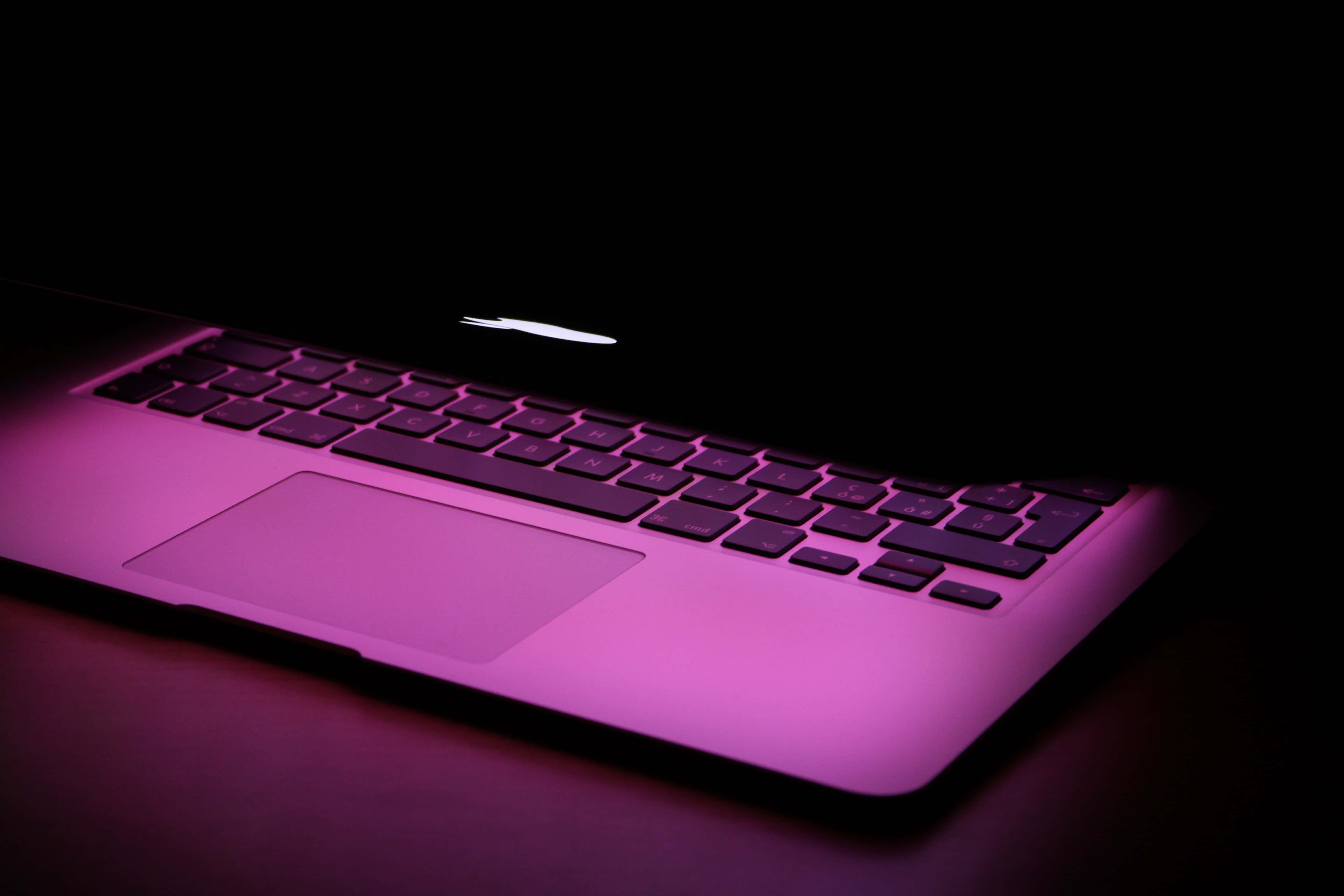 Minimalist estetik bir tasarıma sahip Macbook dizüstü bilgisayar Duvar Kağıdı