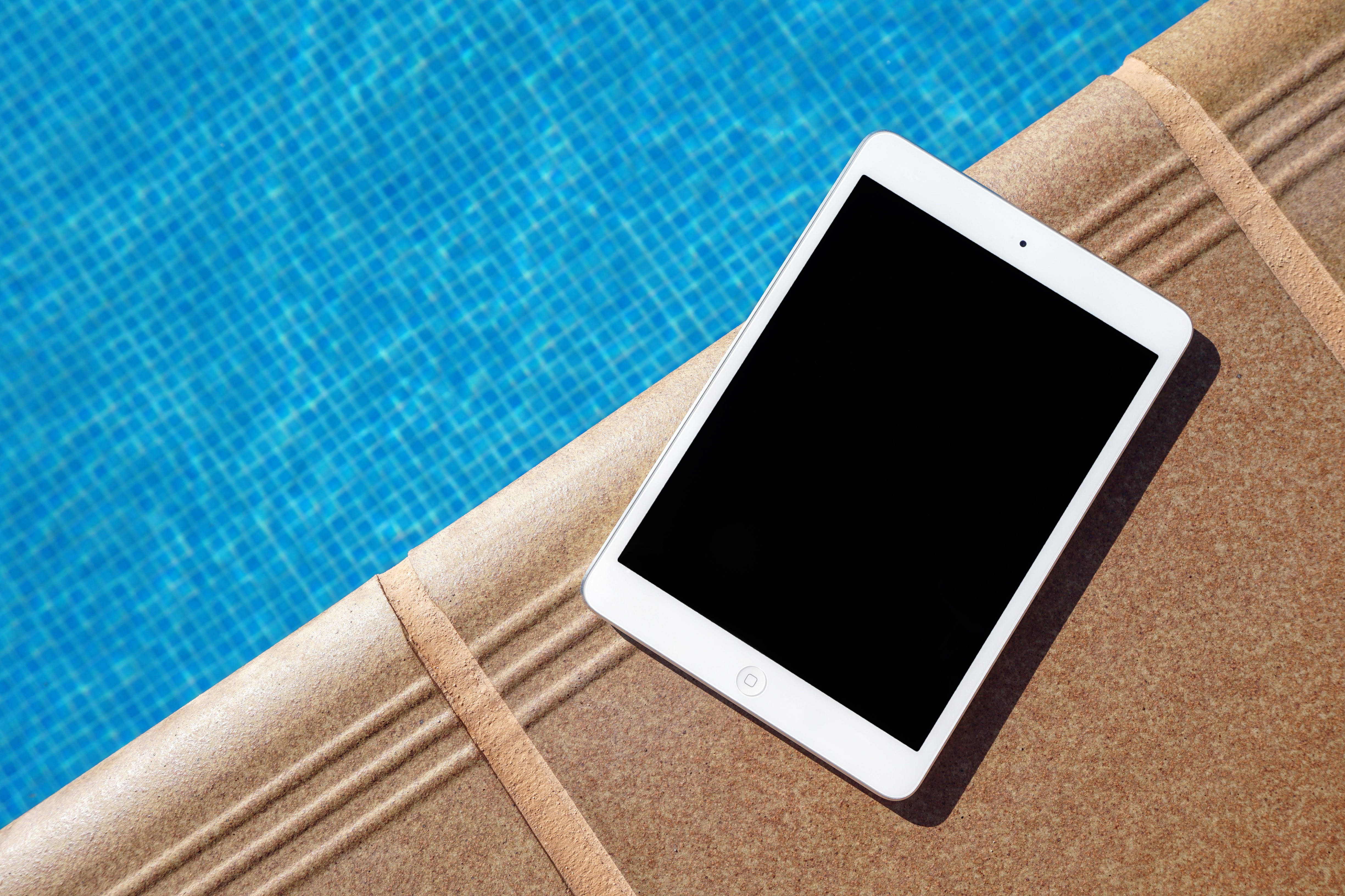 Minimalist Gri Bir Masada Şık Gümüş iPad Duvar Kağıdı