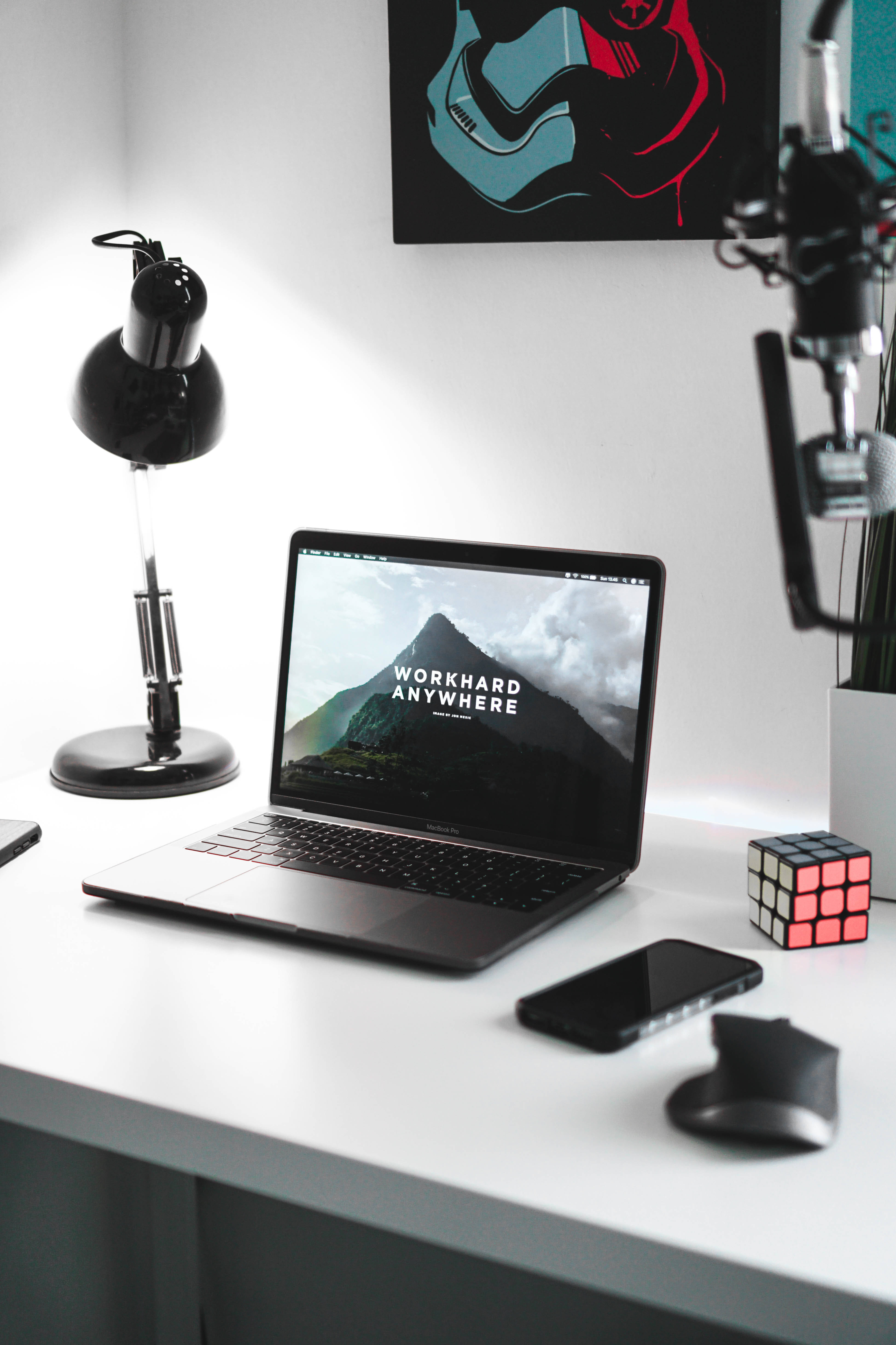 Minimalist iPhone Masa Düzeni Duvar Kağıdı