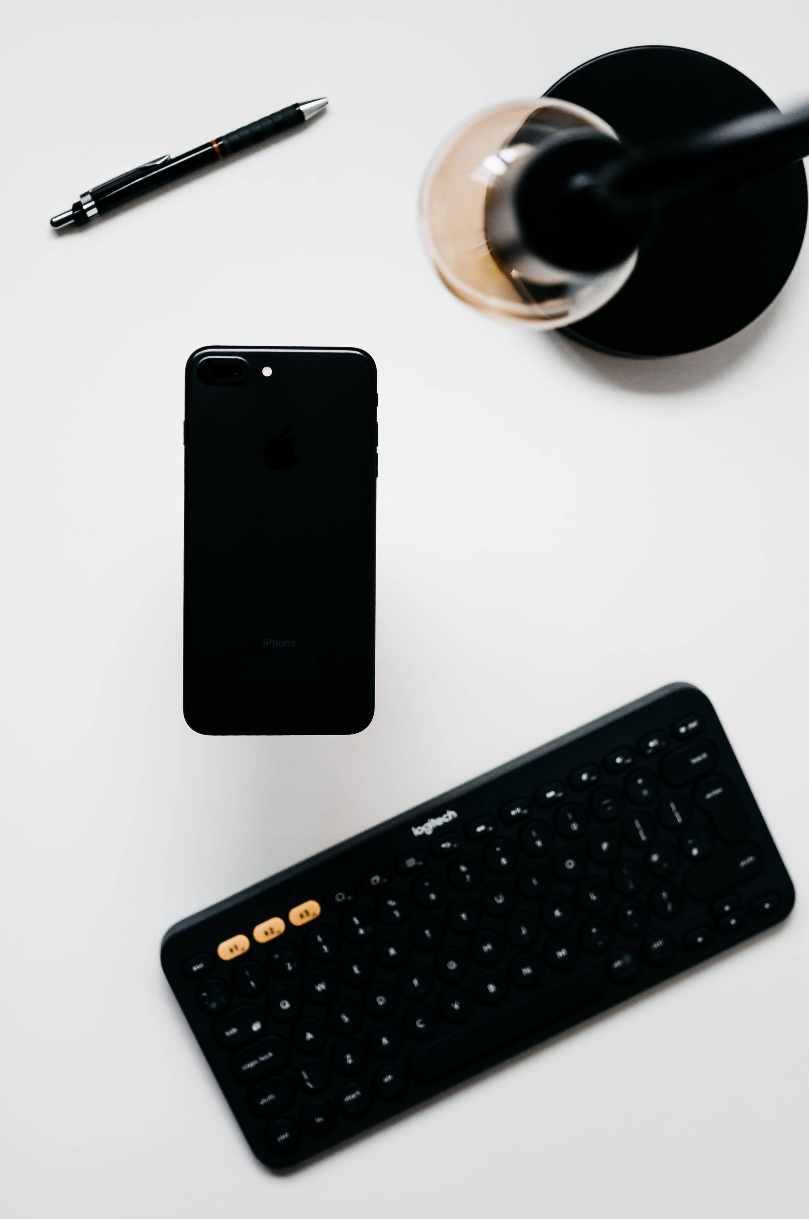 Minimalist iPhone Masa Siyah Klavye ile Duvar Kağıdı