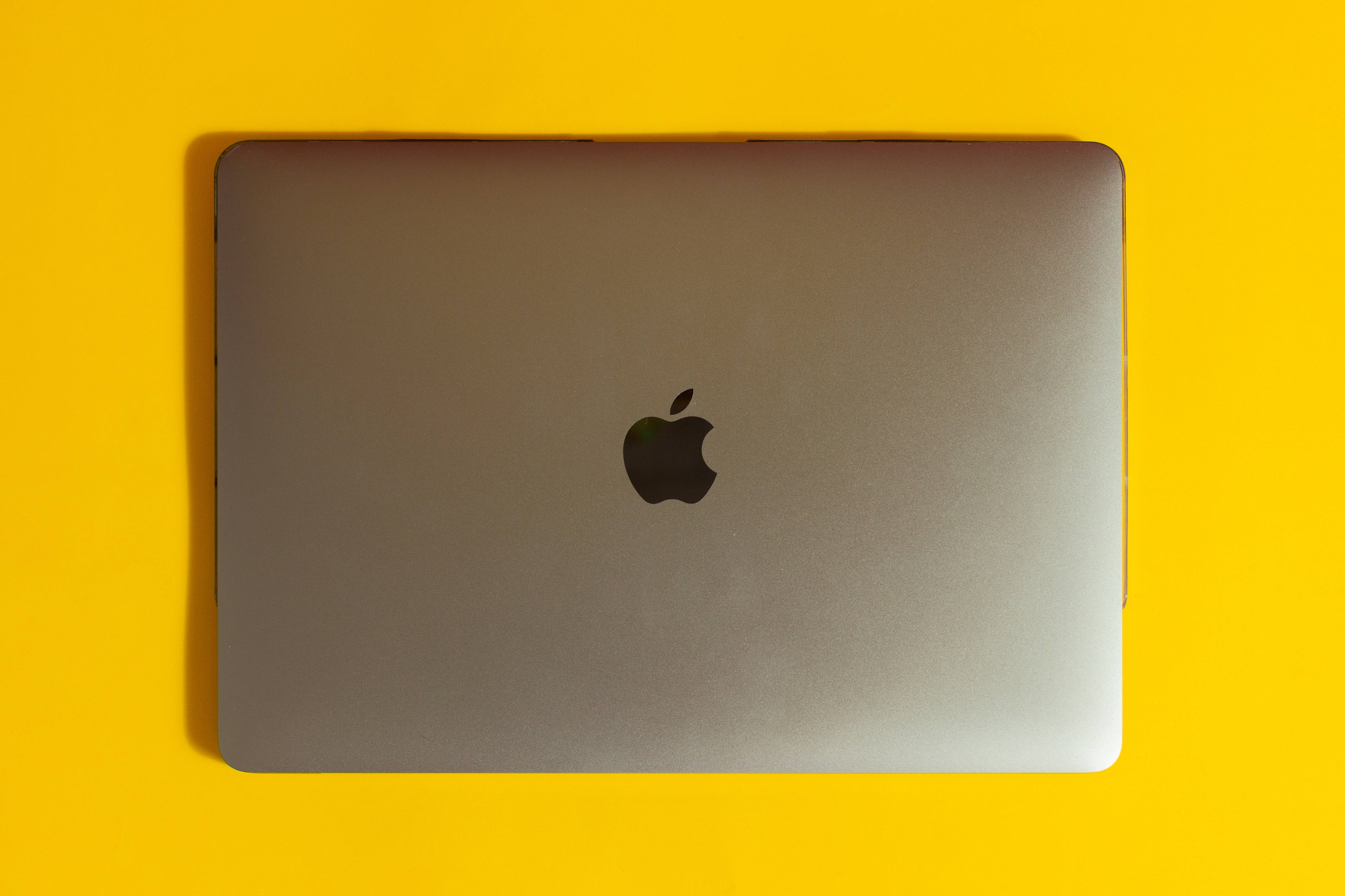 Minimalist Mac Çalışma Alanı ve Zarafet Dokunuşu Duvar Kağıdı