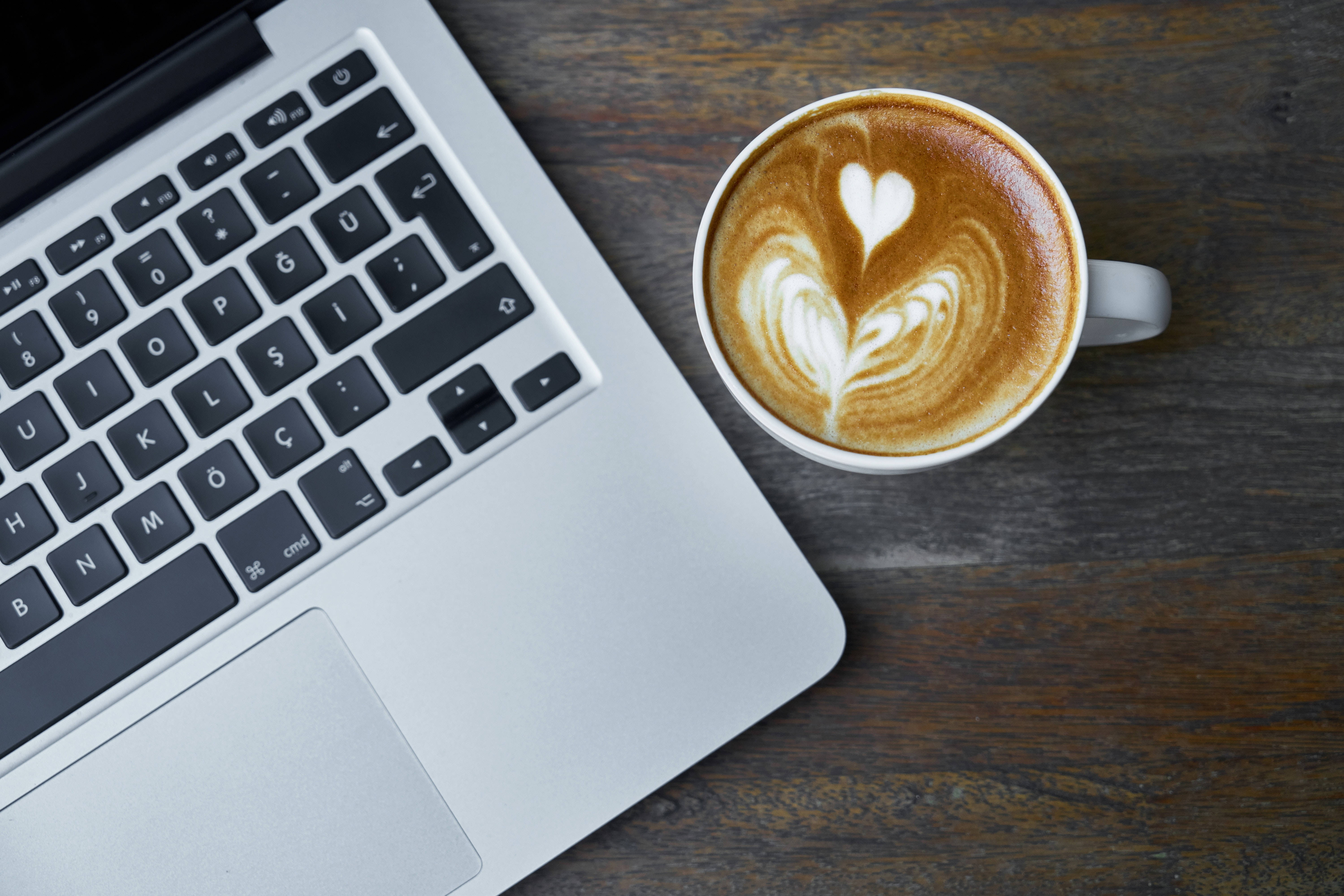 Minimalist Mac Çalışma Alanına Doğadan Bir Dokunuş Duvar Kağıdı