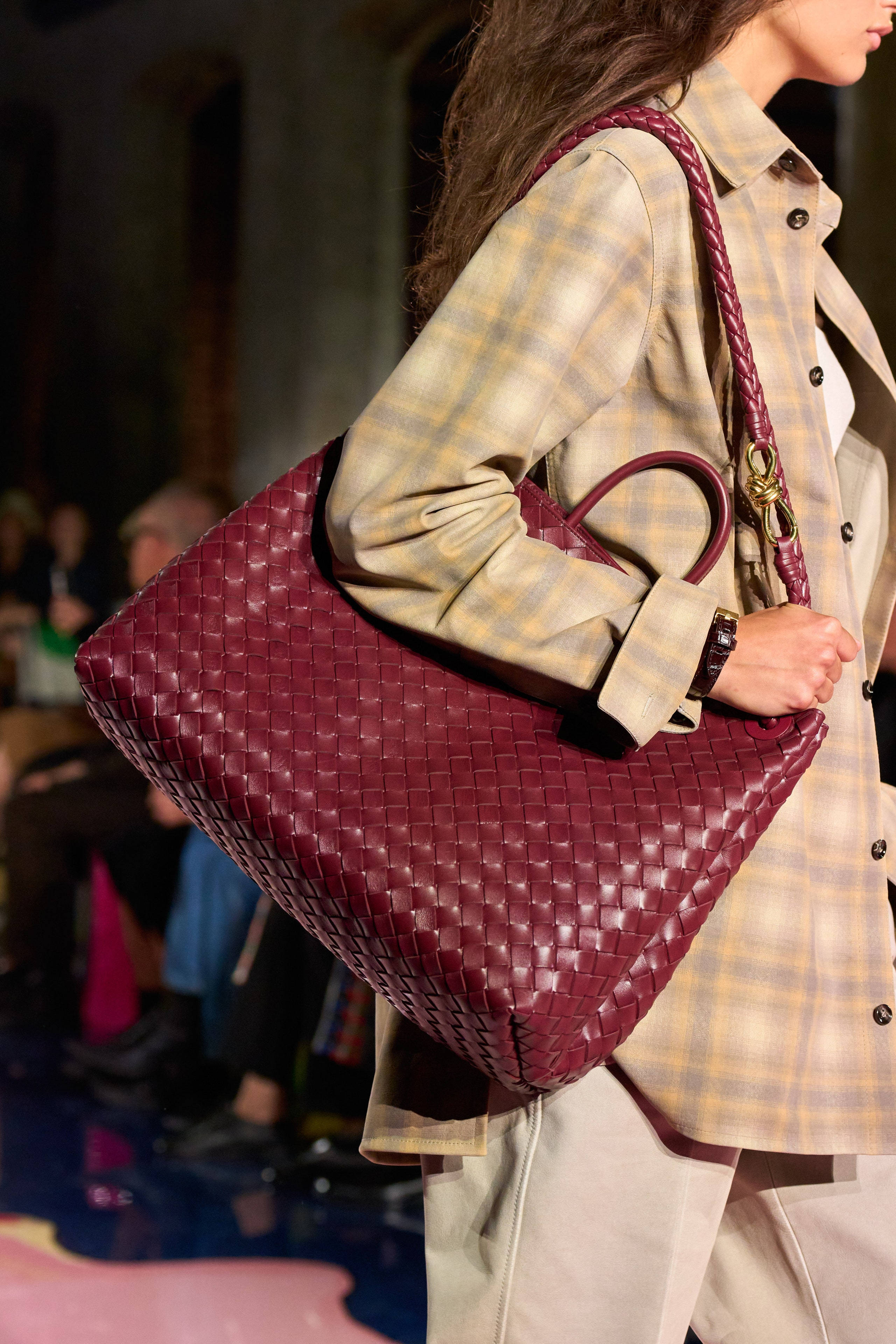 Model Üzerinde Kırmızı Bottega Veneta Çanta Duvar Kağıdı