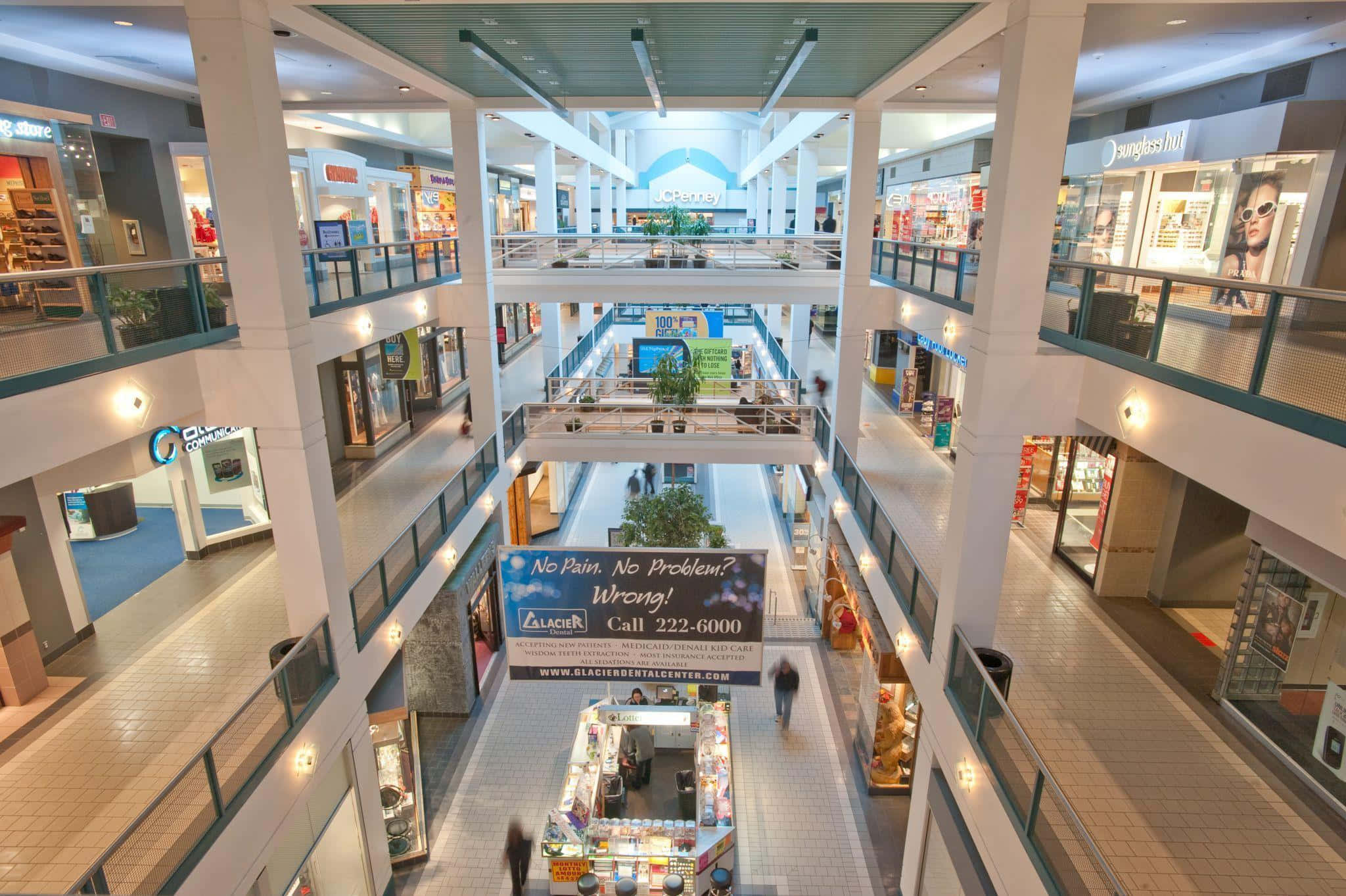 Modern alışveriş merkezinin canlı atmosferinin tadını çıkarın. Duvar Kağıdı