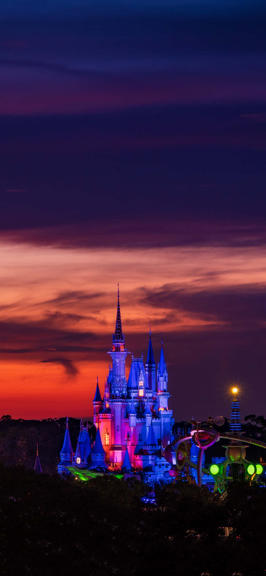 Modern bir iPhone'da Disney World'ün resimli bir çekimi Duvar Kağıdı