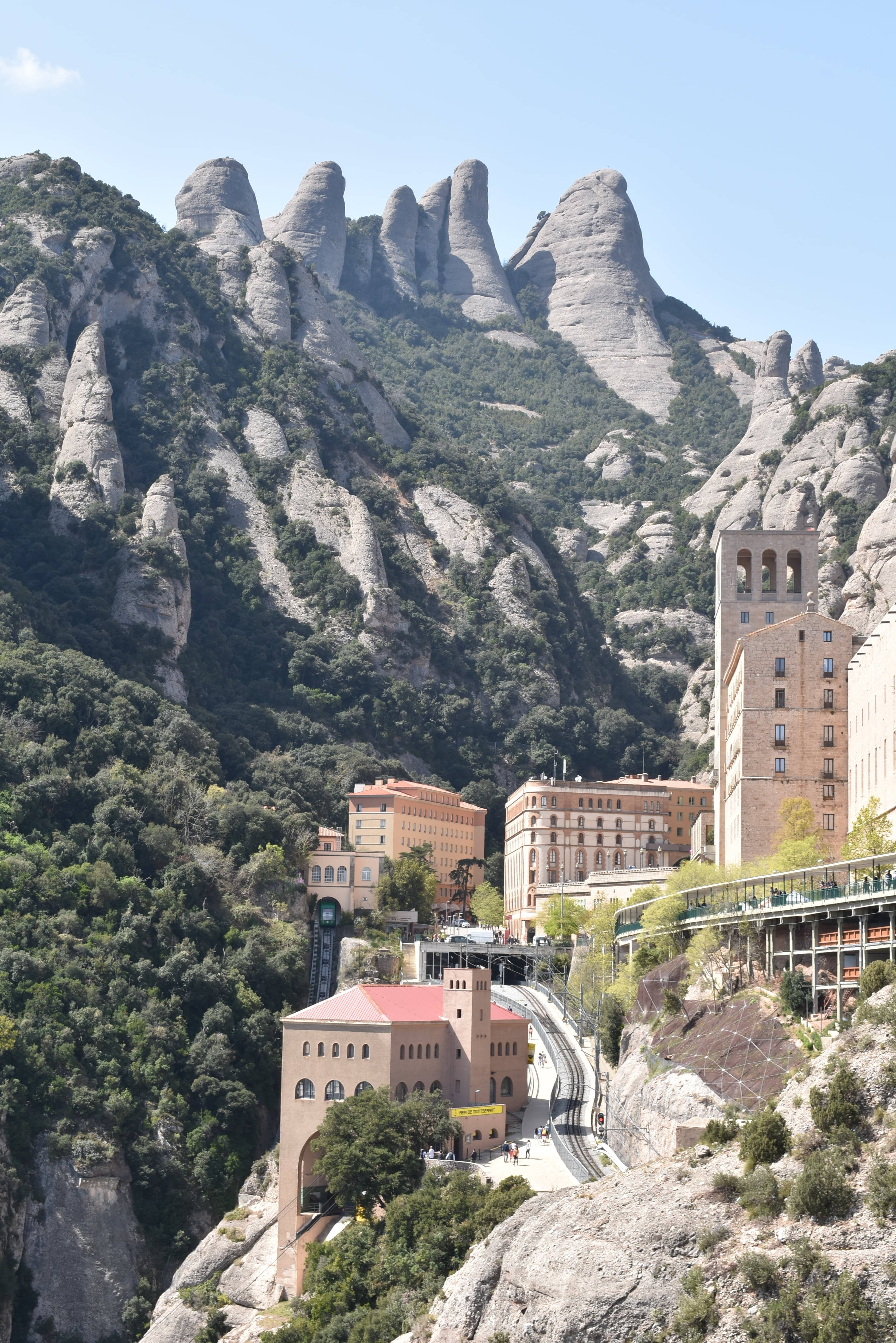 Montserrat Manastırları'nın Nefes Kesen Uçurum Manzarası Duvar Kağıdı