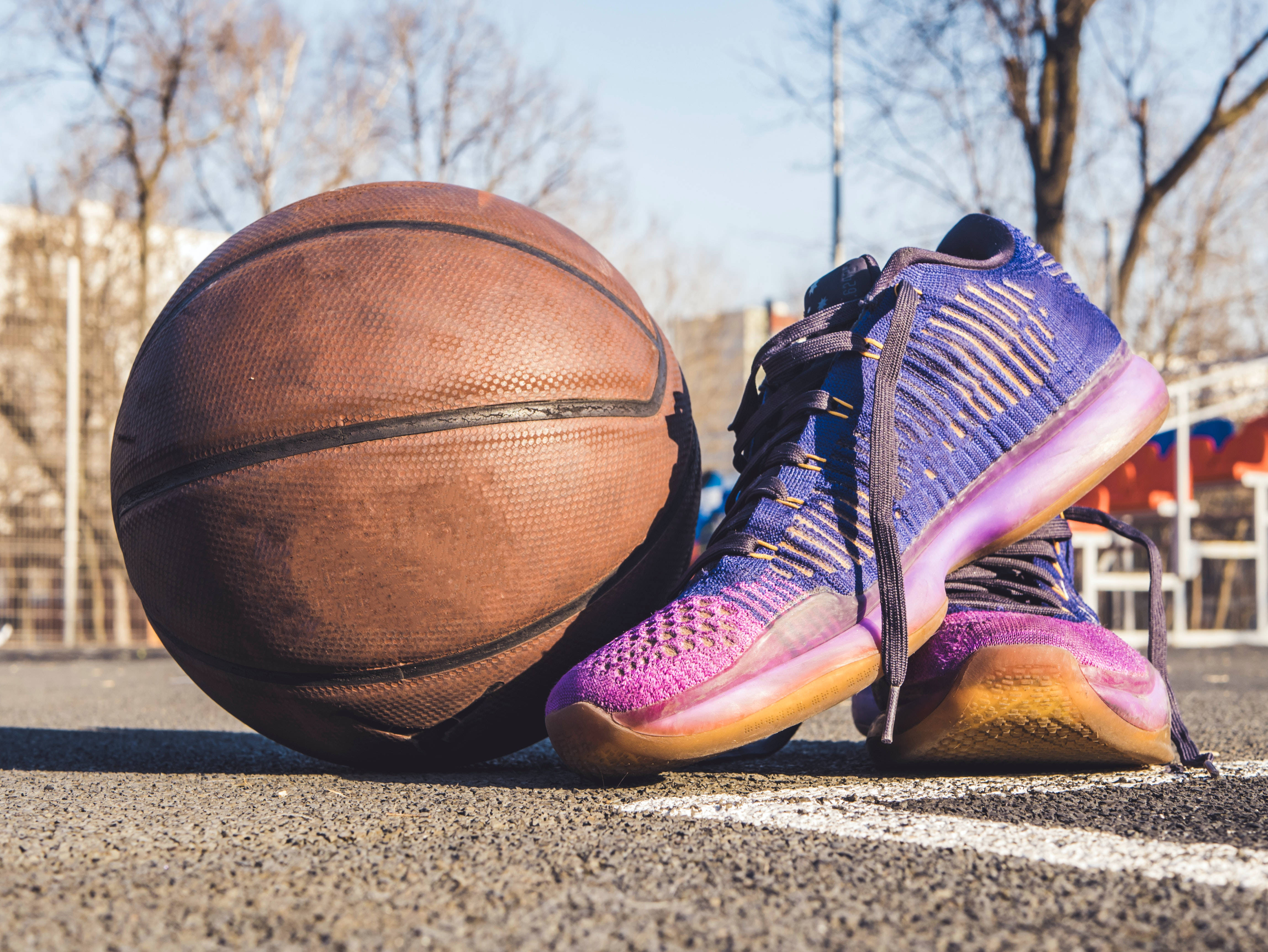 Mor Basketbol Ayakkabıları Duvar Kağıdı