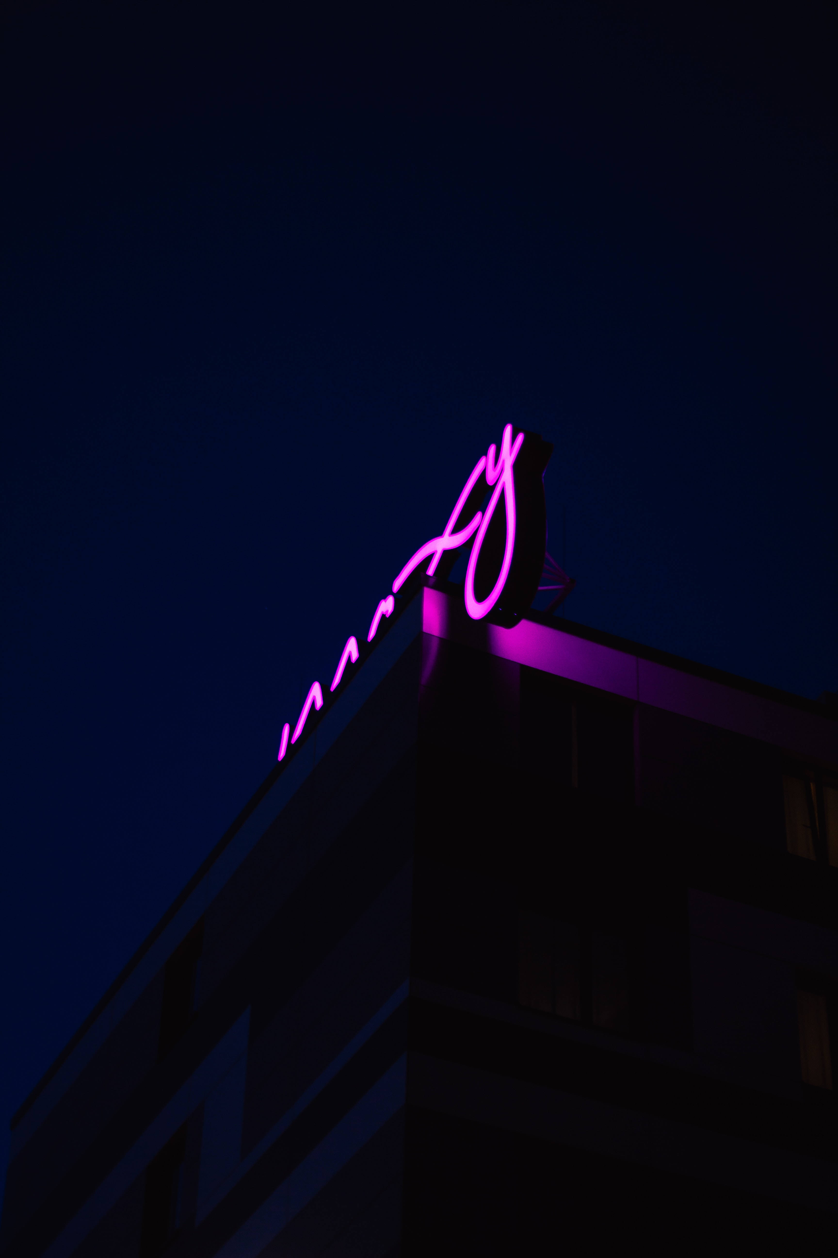 Mor Neon Tabela Çatıda Duvar Kağıdı
