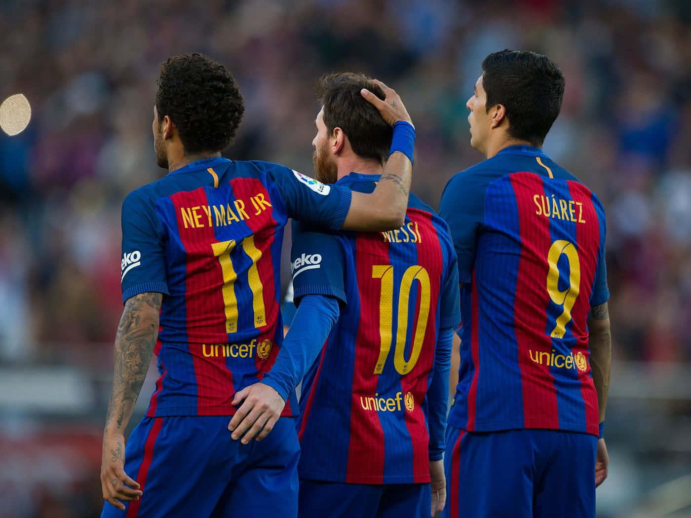 MSN Üçlüsü Neymar Messi'yi Sıvazlarken Duvar Kağıdı