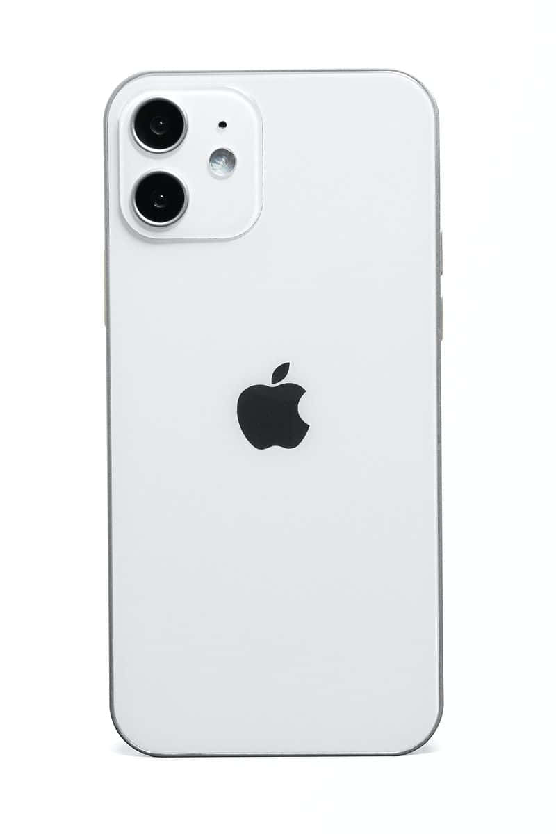 Muhteşem koyu mavi okyanus ve dramatik deniz manzarası iPhone 12 ekranında Duvar Kağıdı