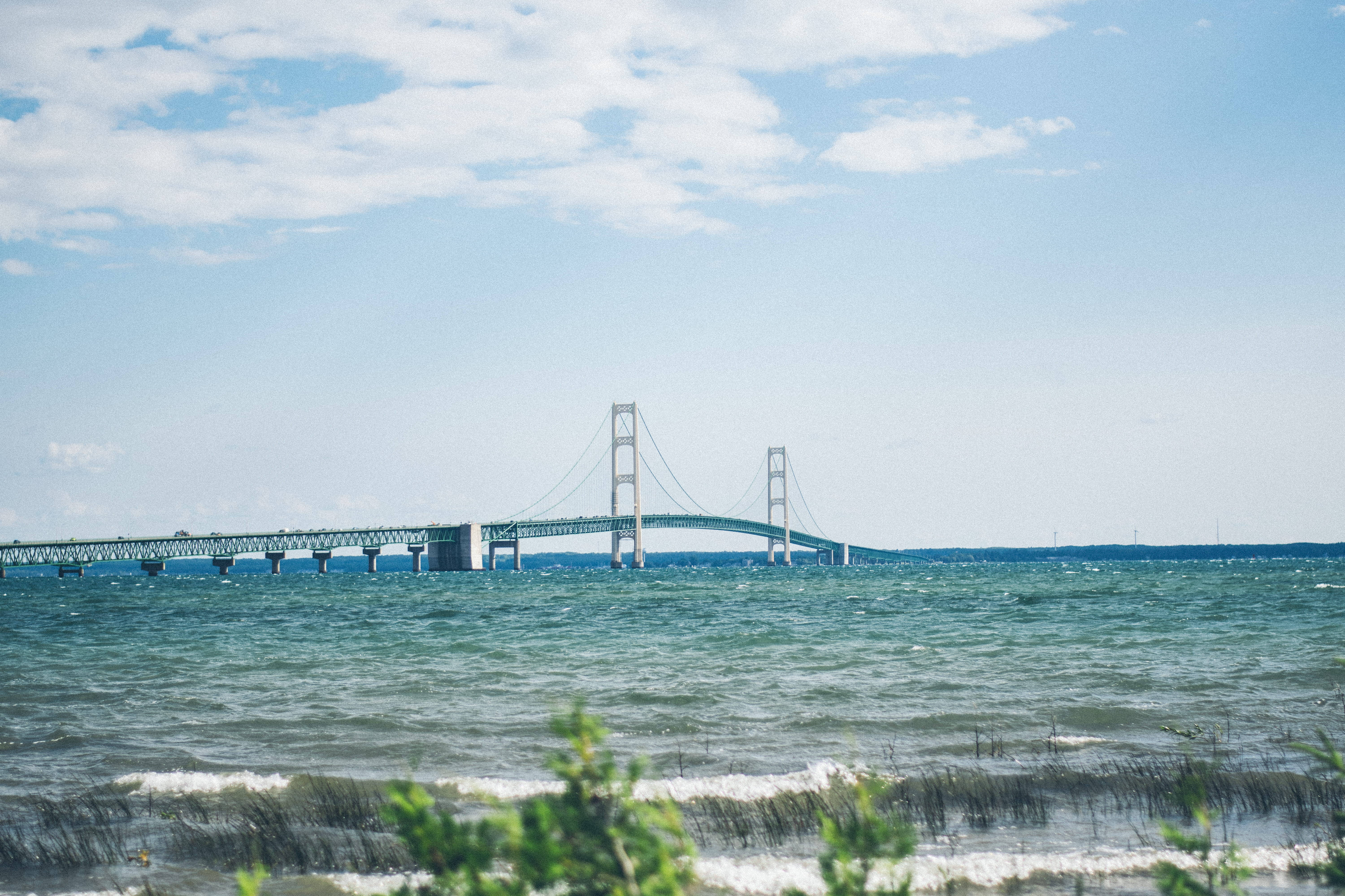 Muhteşem Mackinac Köprüsü Sakin Mavi Suların Üzerinde Uzanıyor Duvar Kağıdı