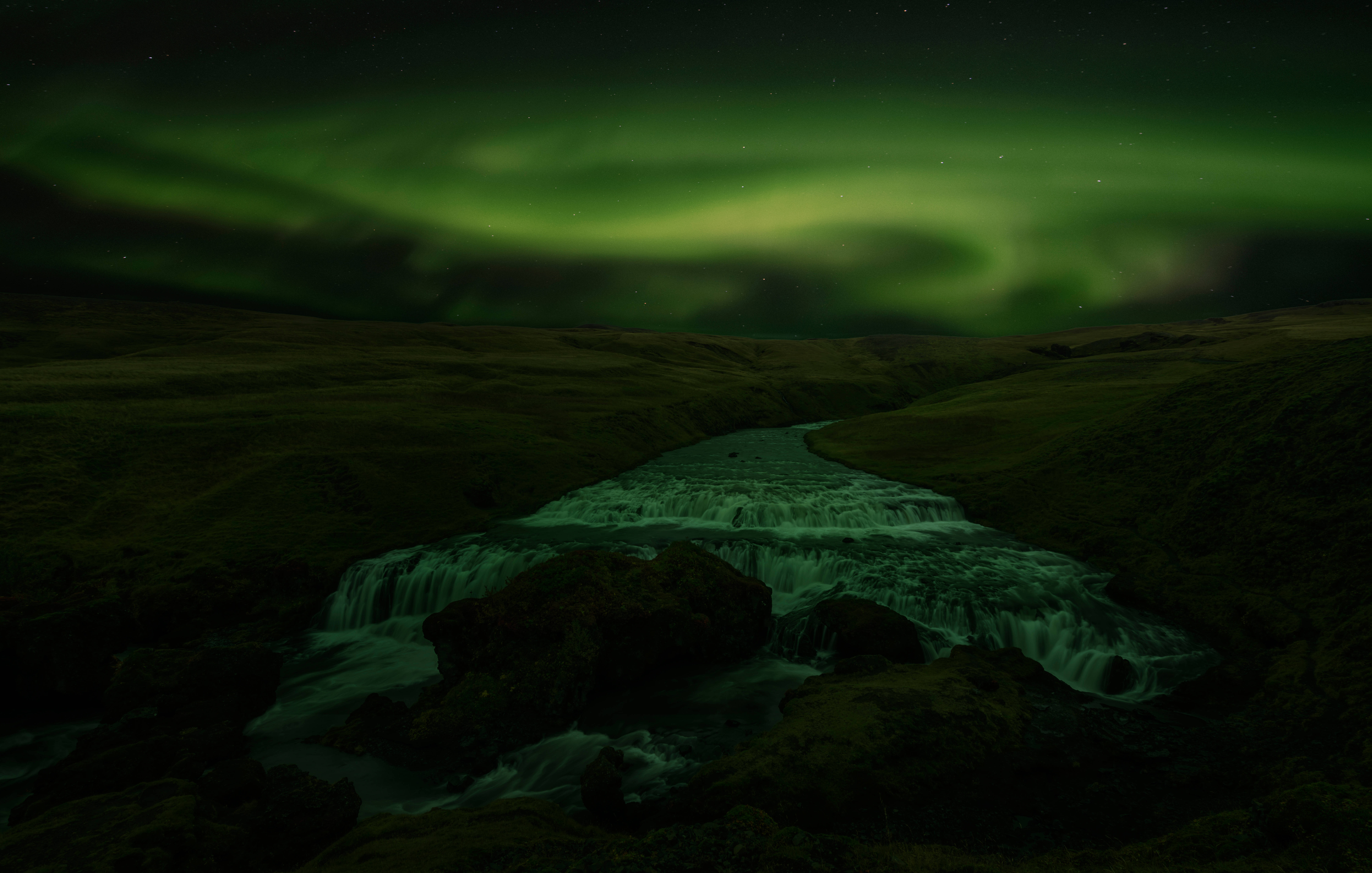 Muhteşem Yeşil Aurora Borealis Karanlık 4K Duvar Kağıdı