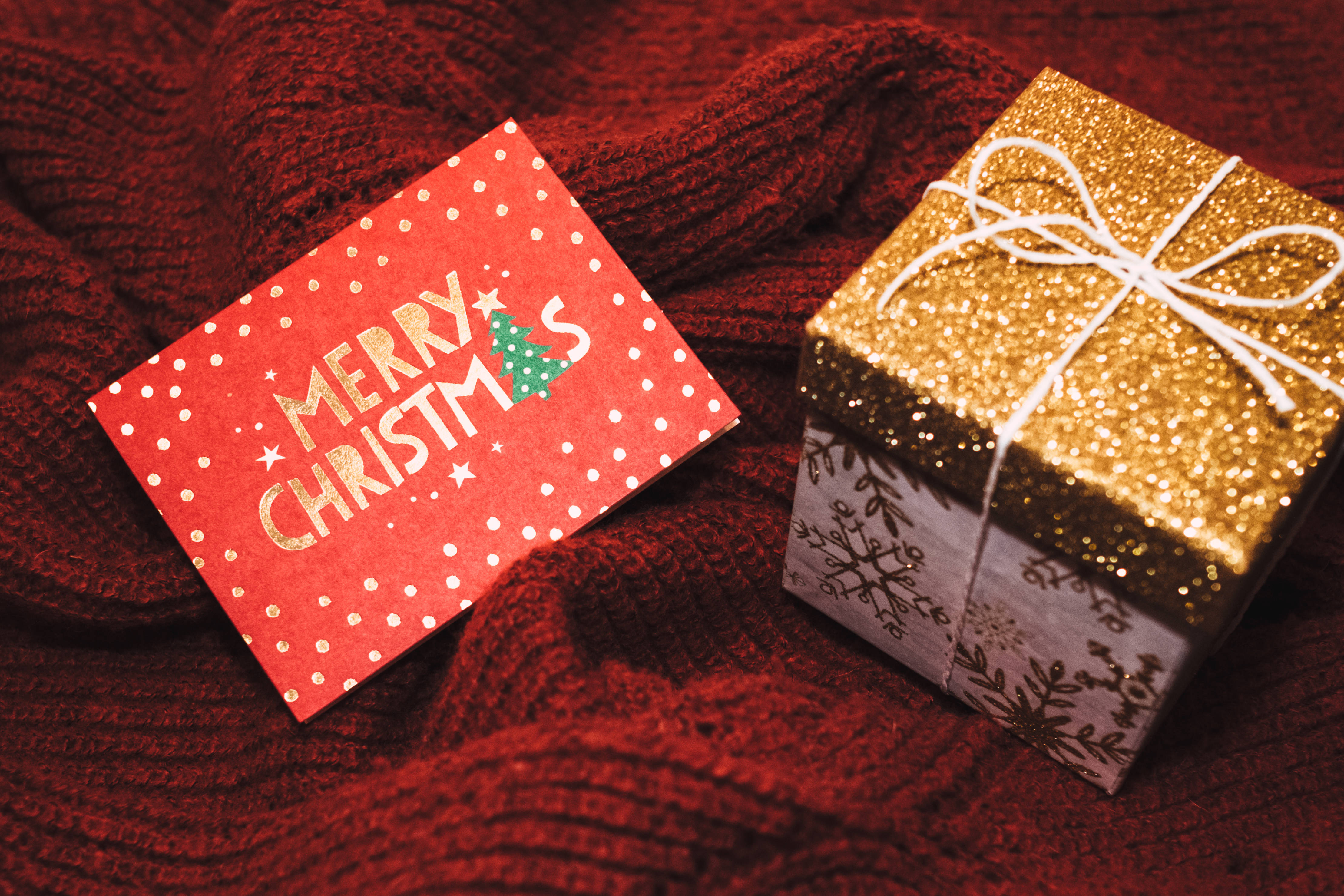 Mutlu Bir Hediye ve Kartla Noel'i Kutlama Duvar Kağıdı