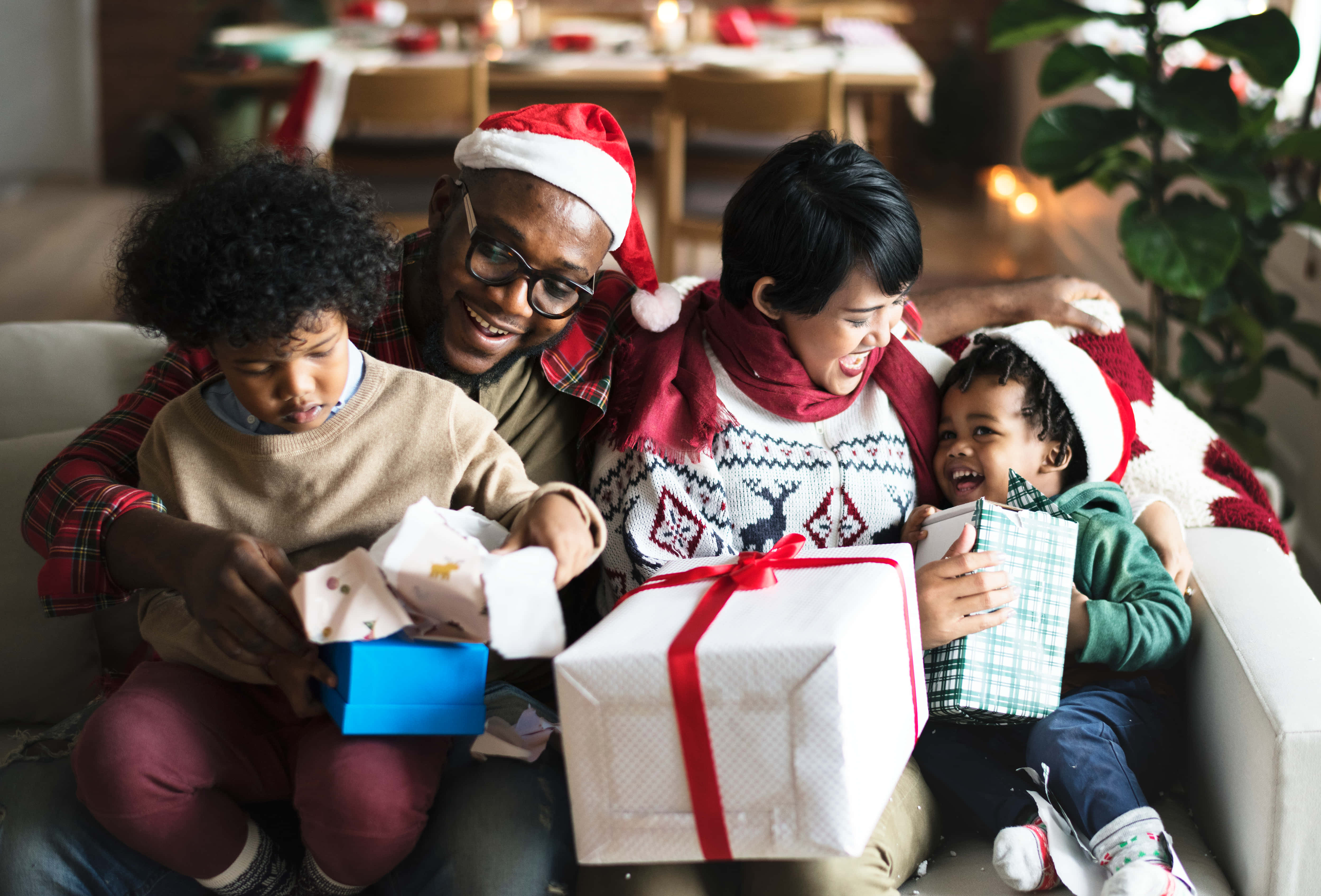Mutlu Siyah Aile Noel Koltukta Fotoğrafı Duvar Kağıdı