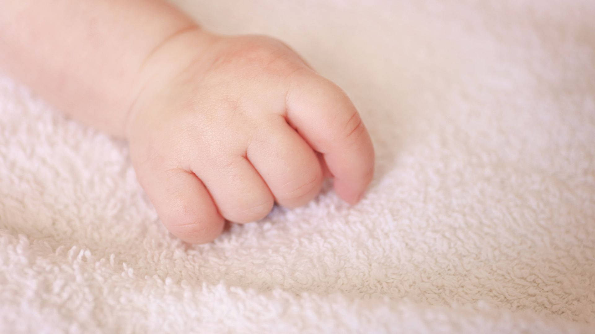Narin Bebek Eli Yumuşak Havlu Üzerinde Dinleniyor Duvar Kağıdı
