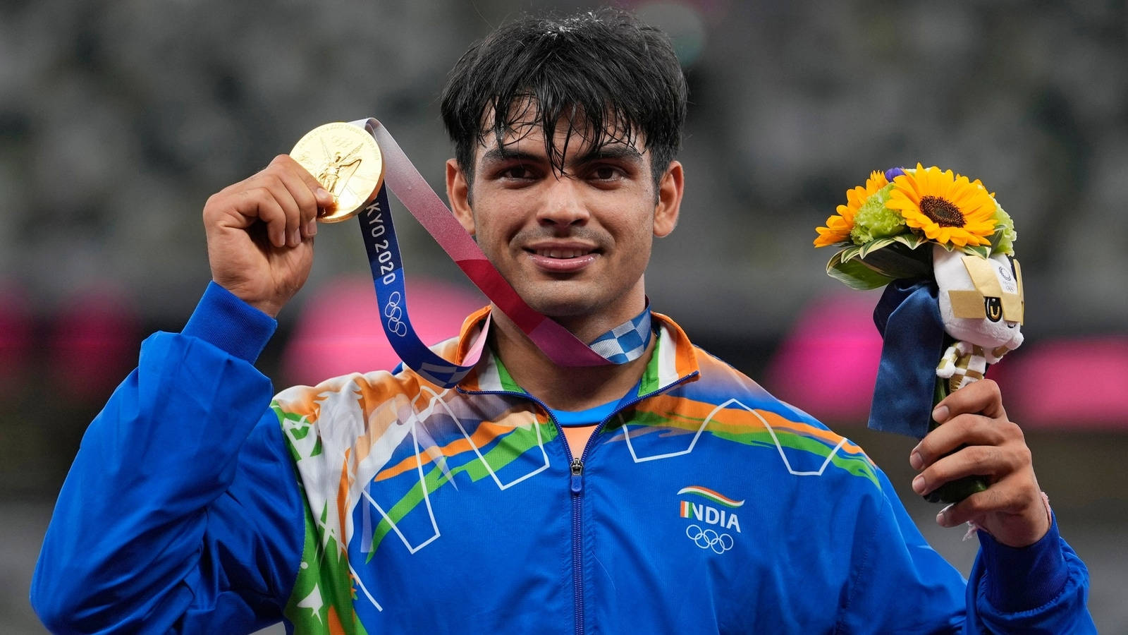 Neeraj Chopra Madalya ile Duvar Kağıdı