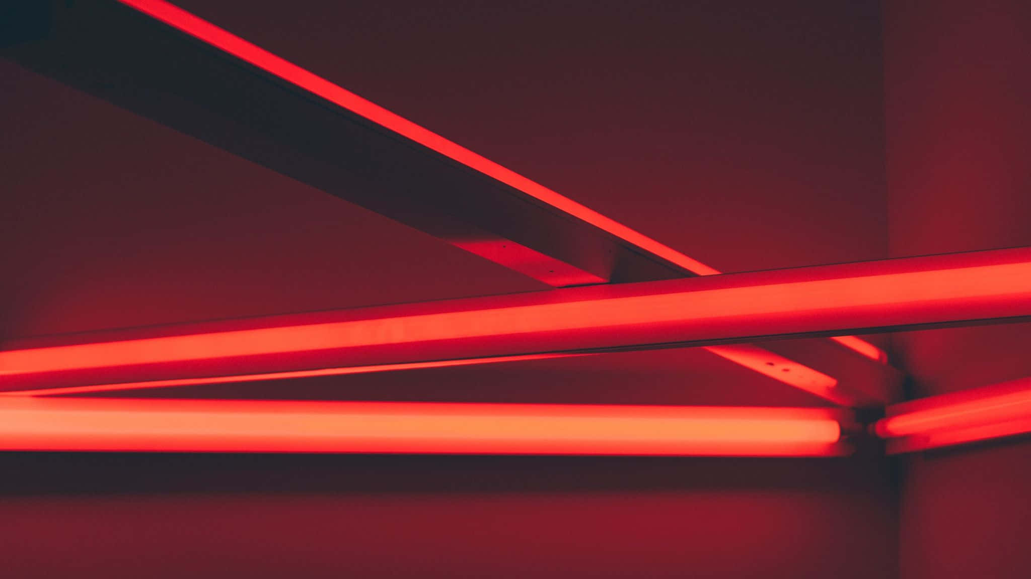 Neon Çizgi Işıklı Açık Kırmızı Arka Plan Duvar Kağıdı
