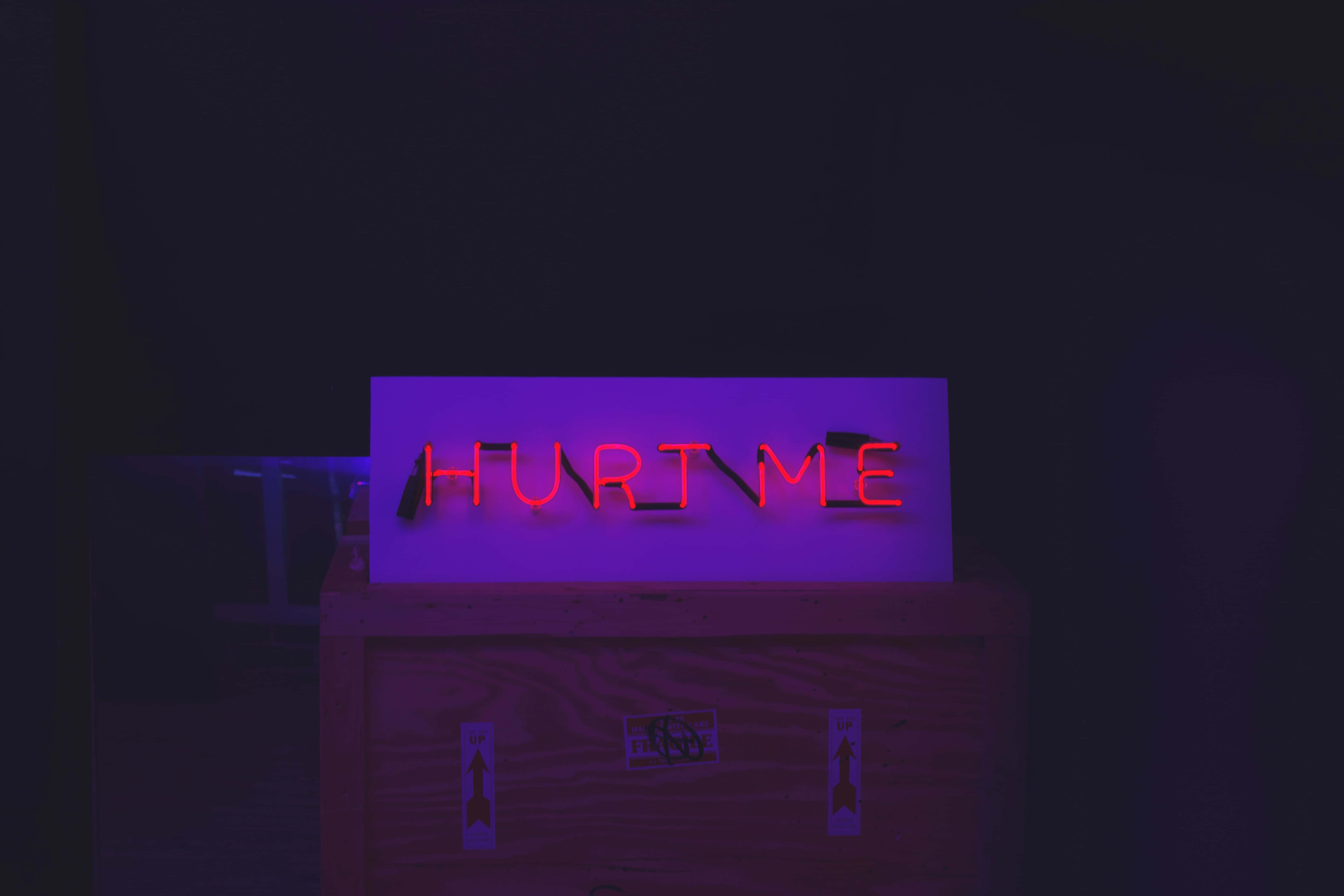 💡 Neon Estetiğin Gücünü Deneyimleyin Duvar Kağıdı