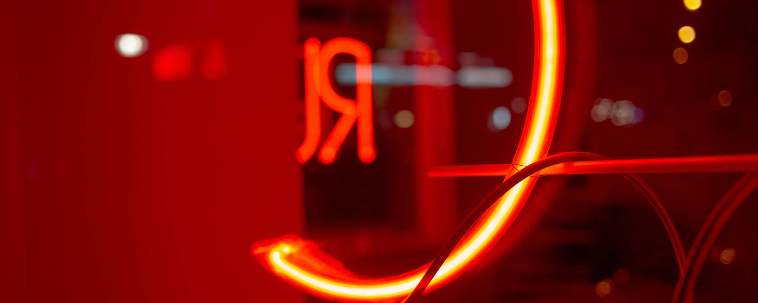 Neon Işığı Cam Duvar Üzerinde Kırmızı Ultra Geniş HD Duvar Kağıdı