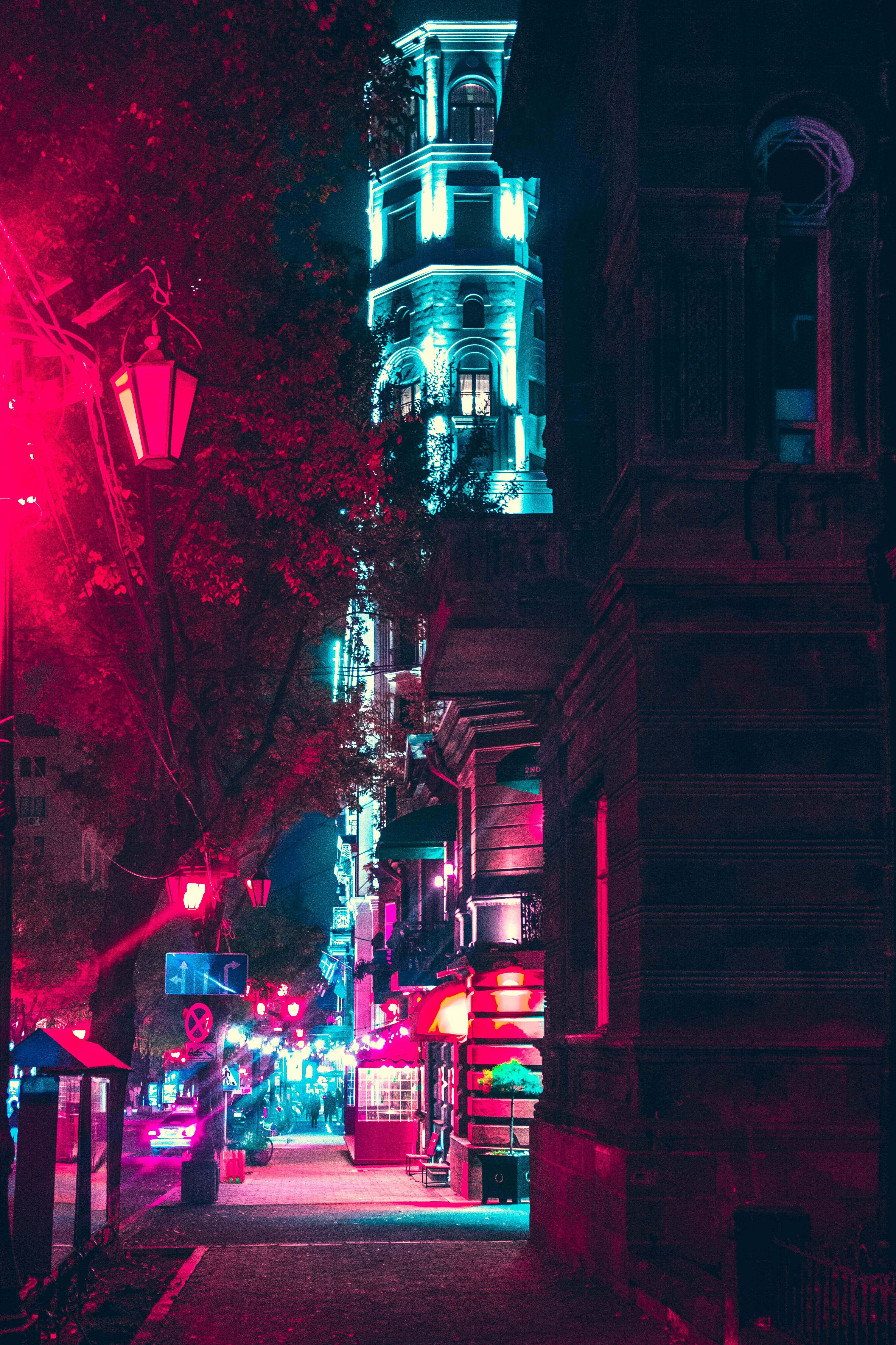 Neon Işıklı Bir Şehrin Gelecekçi Manzarası Duvar Kağıdı