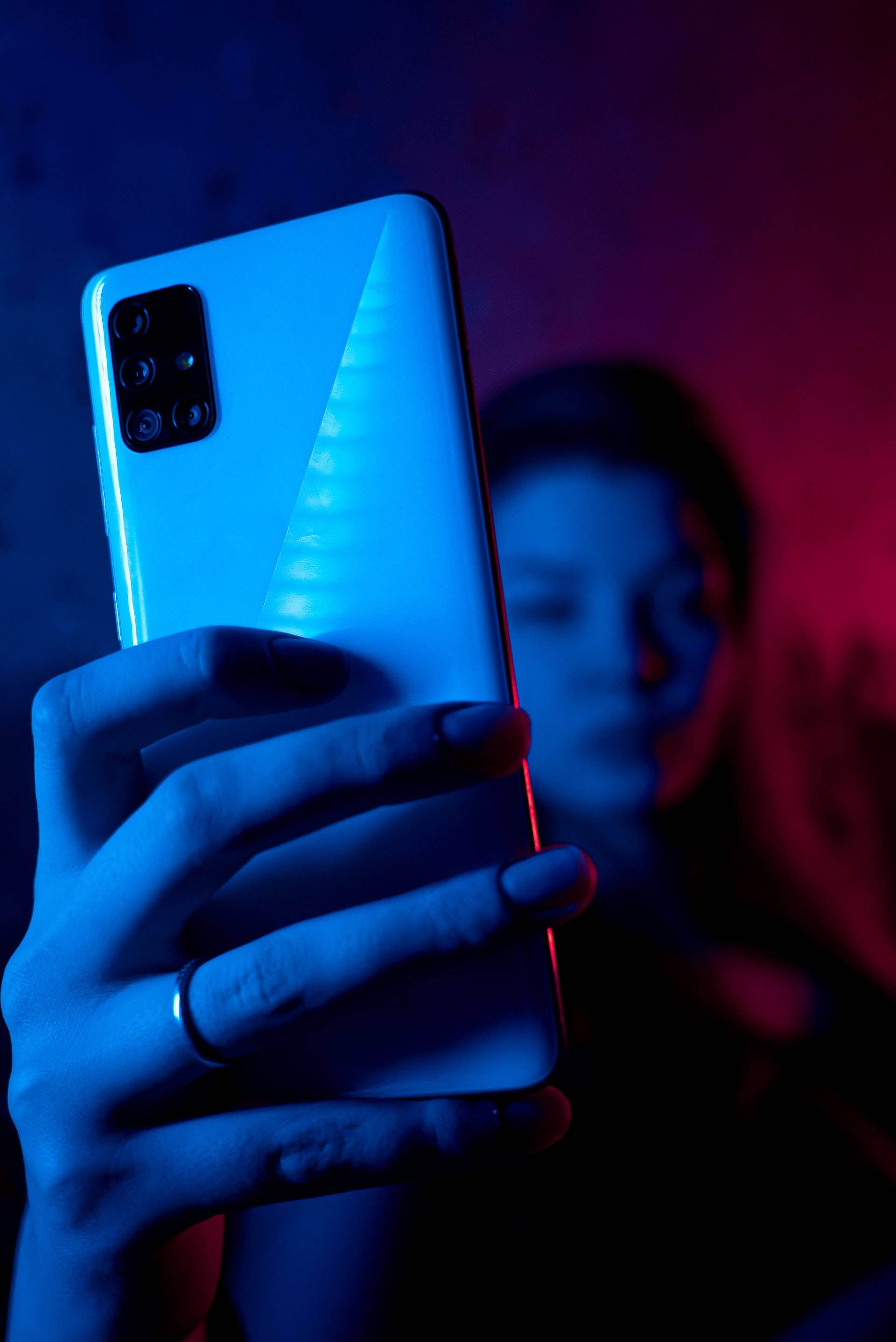Neon Mavi iPhone'da Telefonlu Kadın Duvar Kağıdı