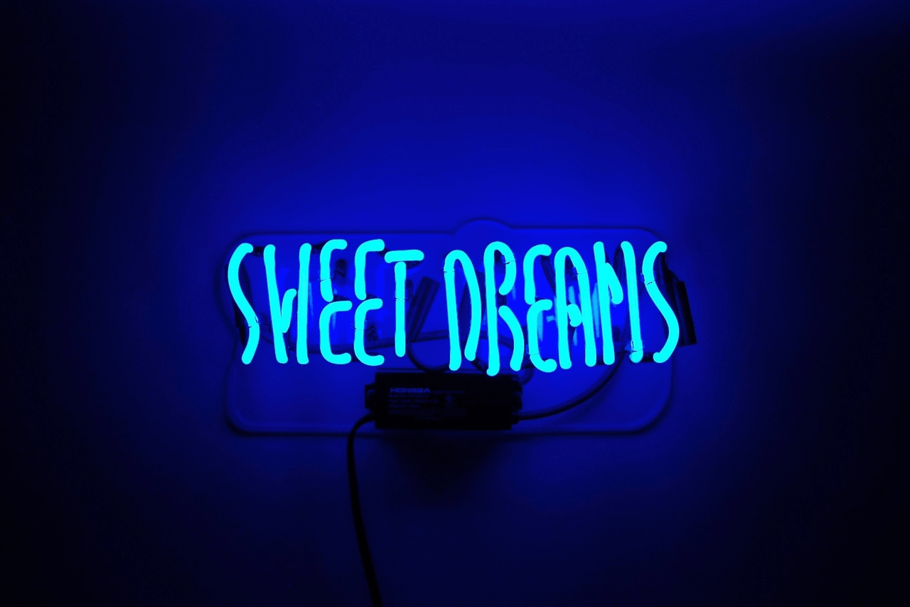 Neon mavi ışıkların gece gökyüzündeki güzelliği Duvar Kağıdı