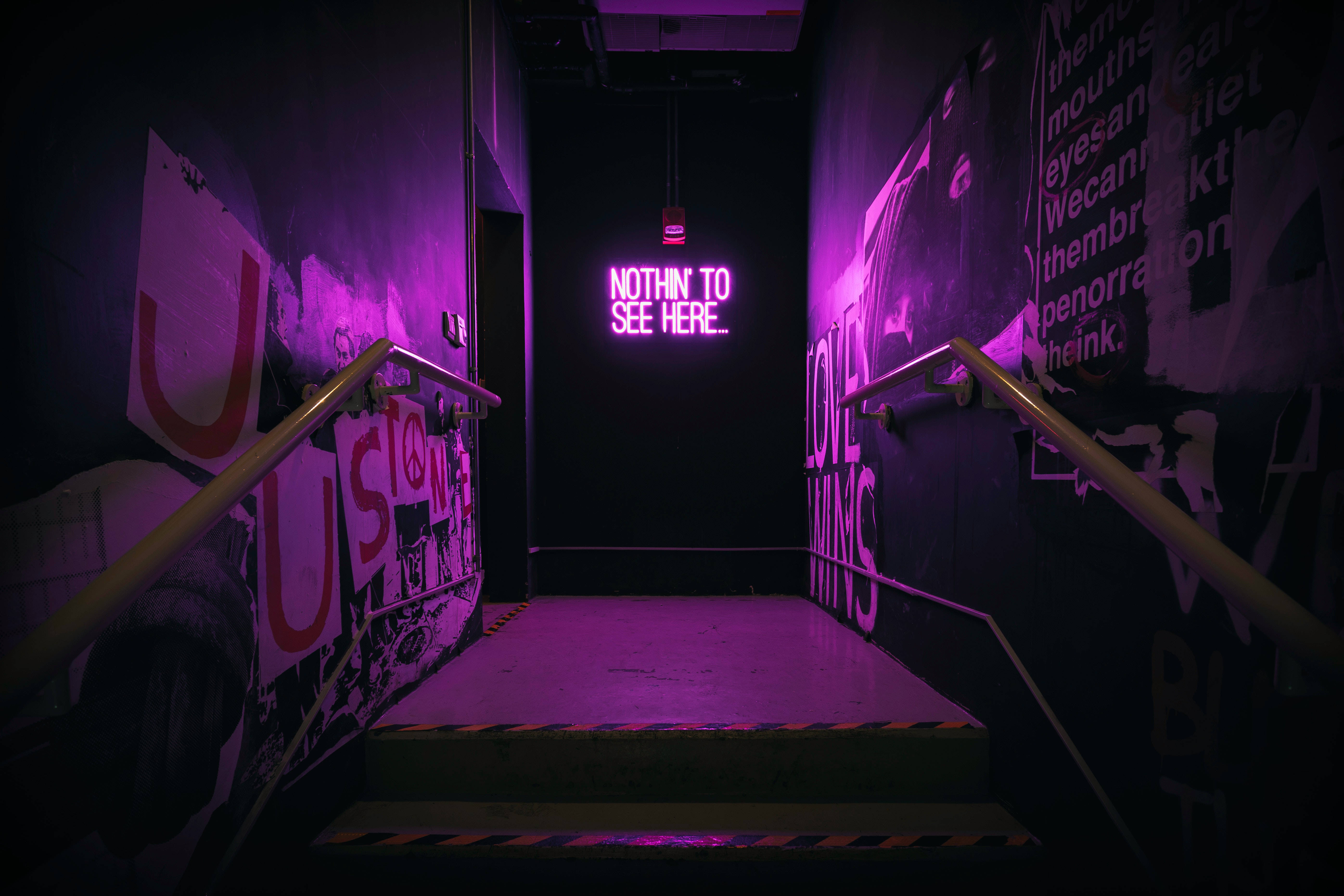 Neon Mor Estetik Hiçbir Şey İşareti Duvar Kağıdı