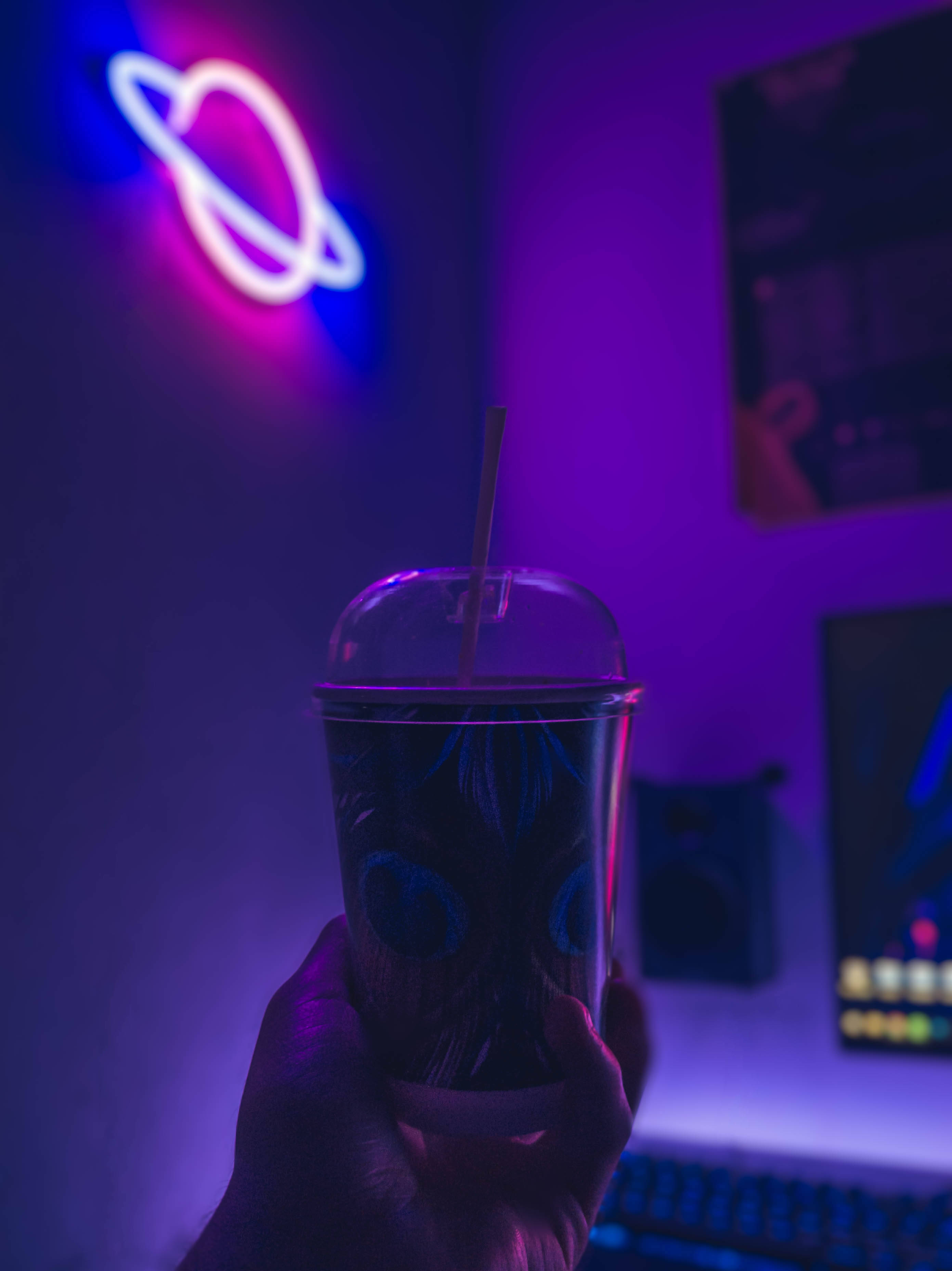 Neon Mor Estetik Led Tabela Duvar Kağıdı