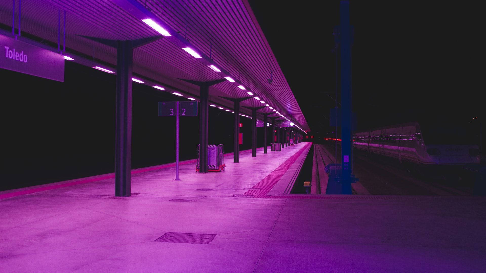 Neon Pembe Tren İstasyonu Duvar Kağıdı