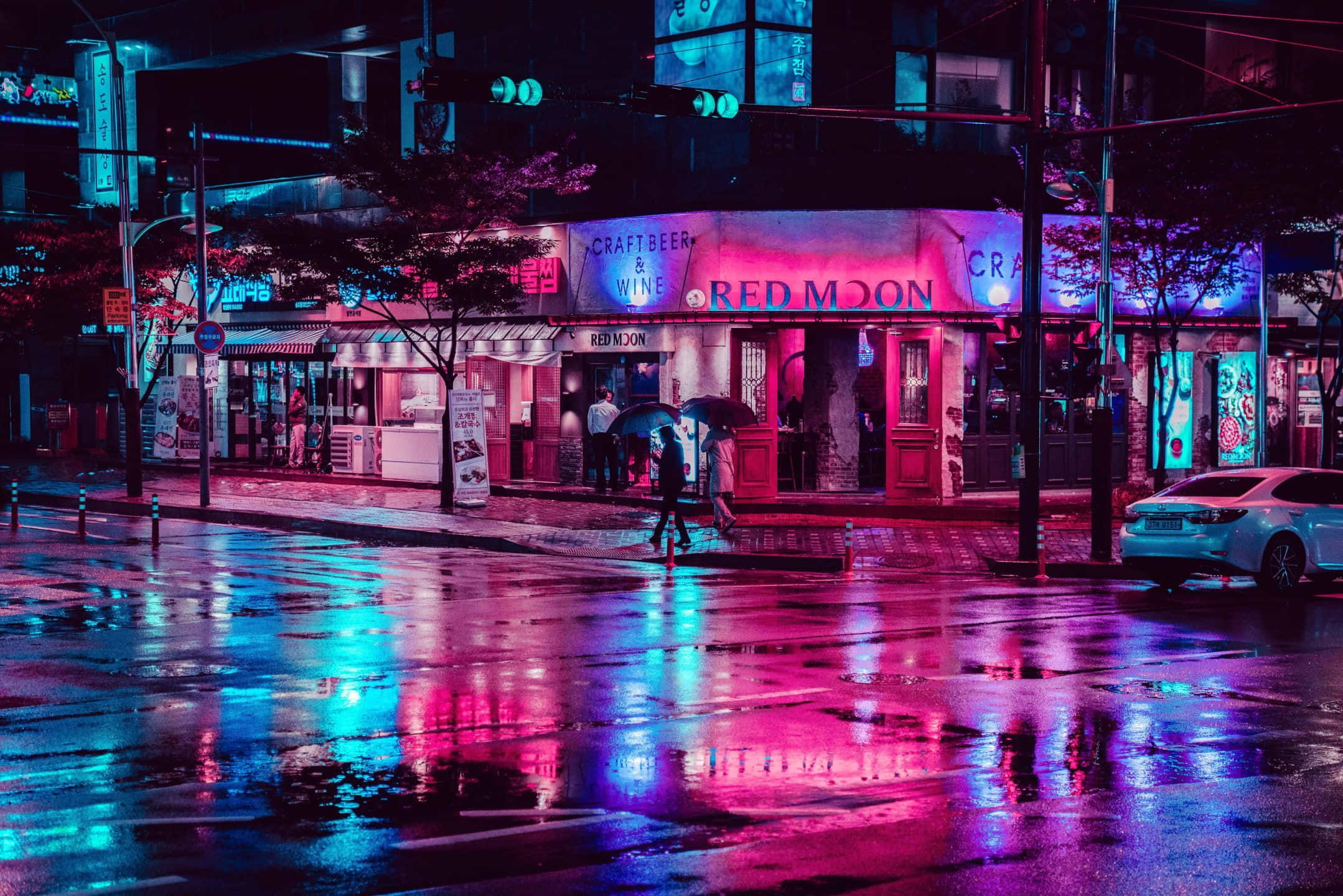 Neon Şehri'nin canlı manzaralarına kendinizi bırakın. Duvar Kağıdı